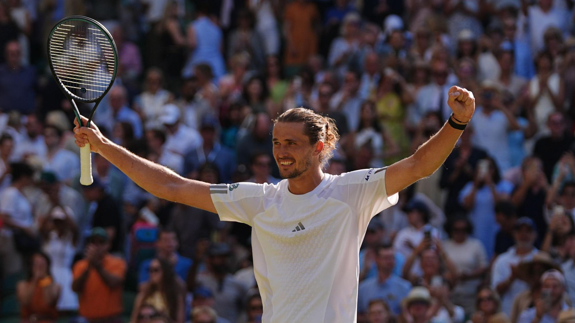 Alexander Zverev jubelt über seinen Sieg mit ausgebreiteten Armen.