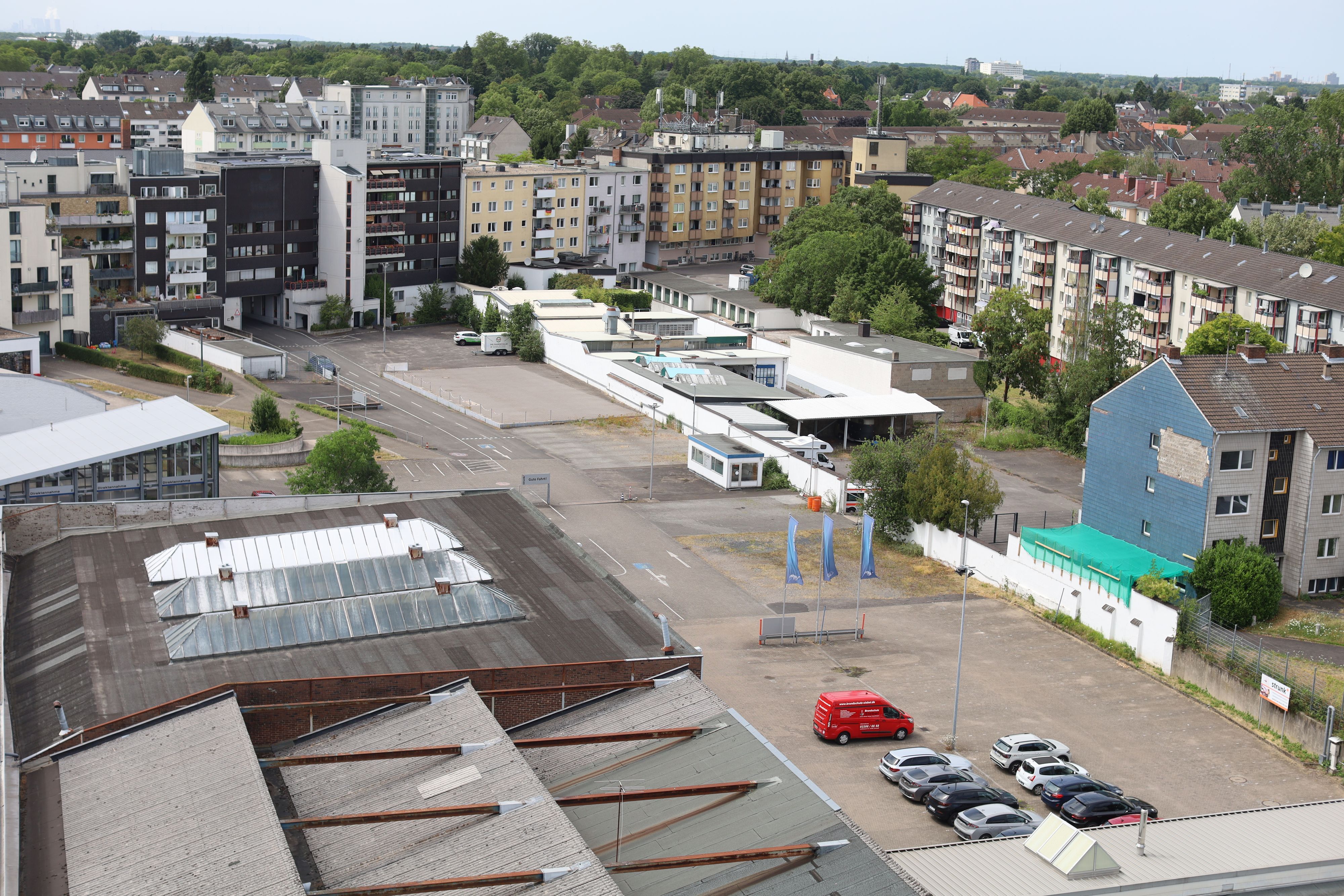 Das Gelände des früheren Autohauses Auto Strunk an der Neusser Straße.