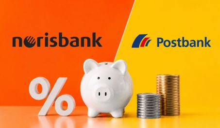 Logo von Norisbank und Postbank vor einem orangen und gelben Hintergrund. In der Mitte ein weißes Sparschwein aus Porzellan.