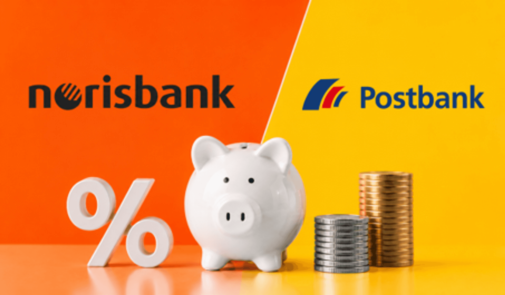 Logo von Norisbank und Postbank vor einem orangen und gelben Hintergrund. In der Mitte ein weißes Sparschwein aus Porzellan.