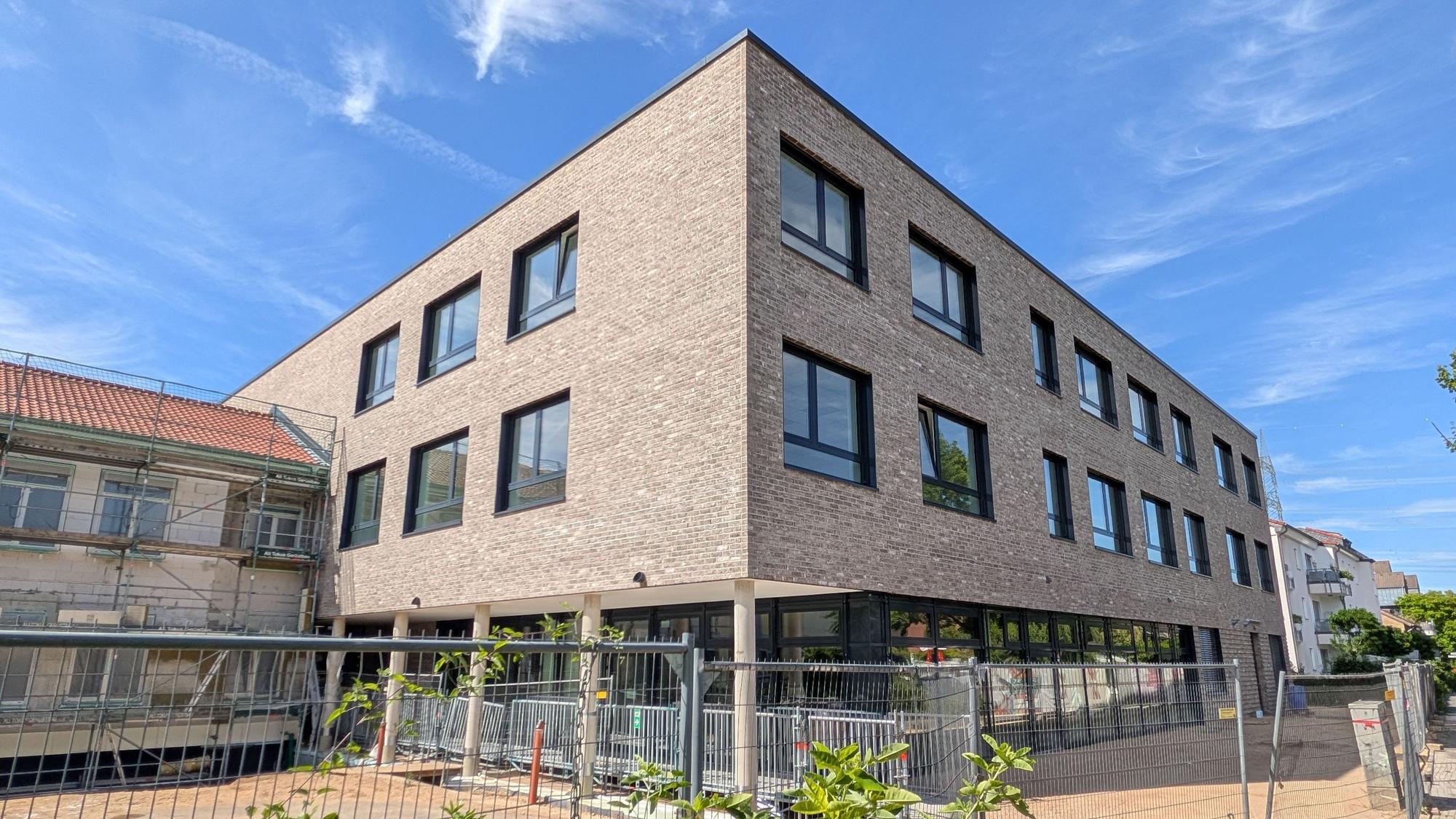 Das Foto zeigt den fast fertiggestellten Erweiterungsbau an der Krankenhausstraße.
