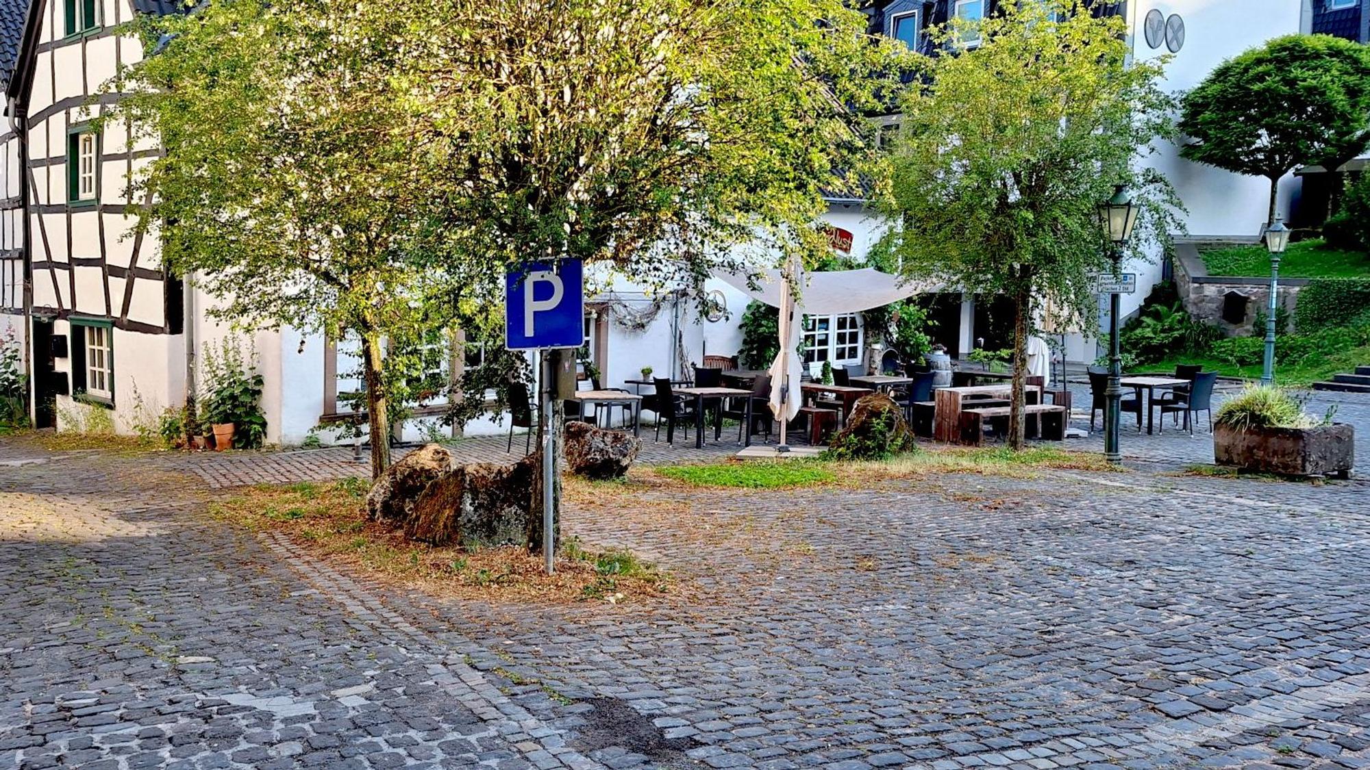 Das Pflaster des Parkplatzes ist uneben.