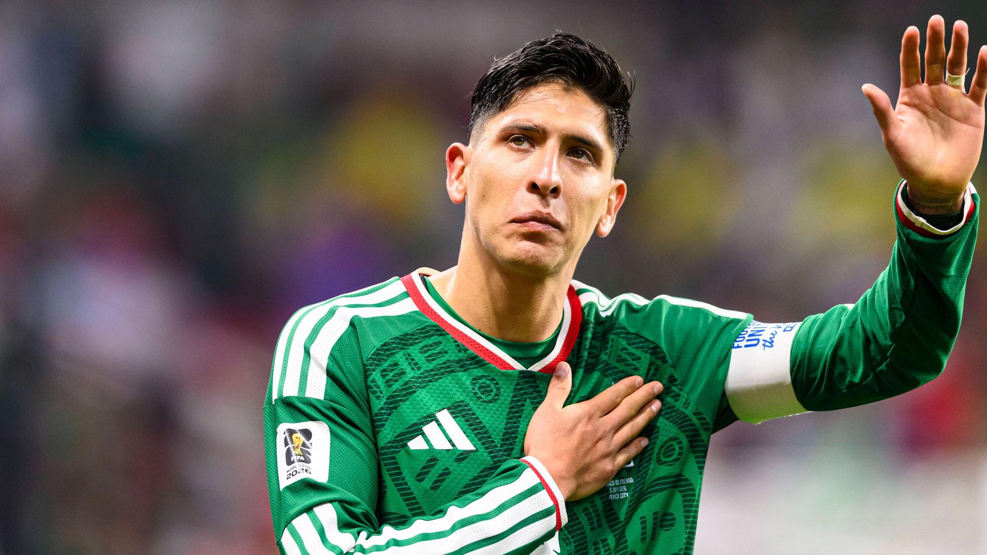 Edson Álvarez bedankt sich traurig bei den Fans.