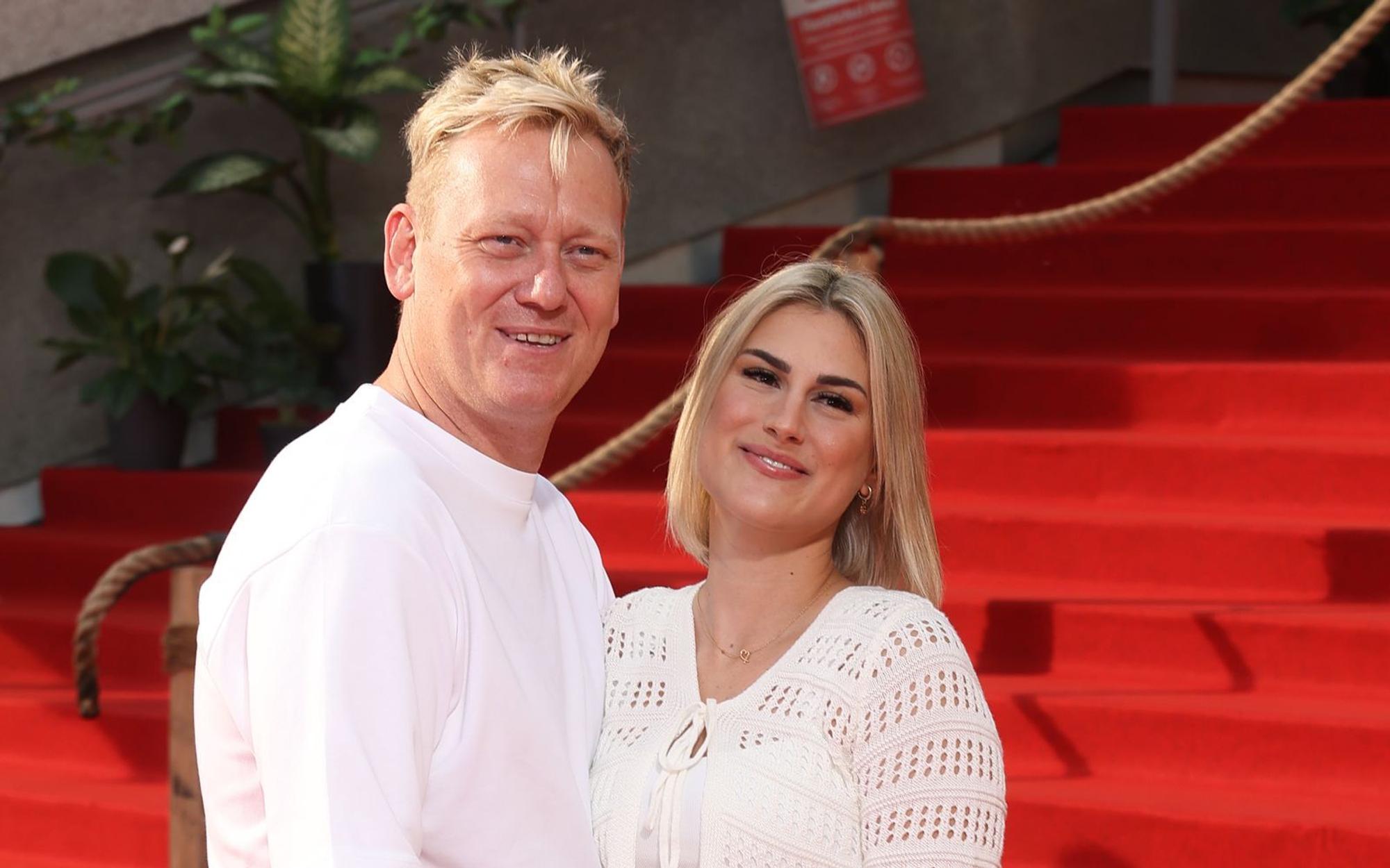 Verliebt über beide Ohren und seit Anfang 2024 verlobt: der Entertainer Jens Knossalla und die Influencerin Lia Mitrou. (Bild: 2025 Getty Images/Gerald Matzka)
