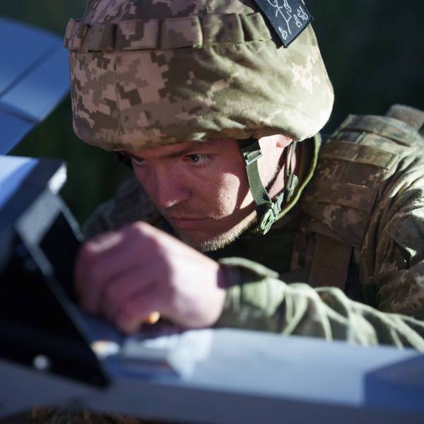 Das Foto zeigt einen ukrainischen Soldaten, der eine Drohne einstellt.