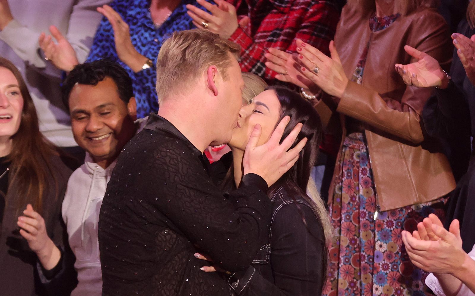 Auch das eine Bühne beide: Jens „Knossi“ Knossalla küsst seine Partnerin Lia Mitrou in einer Sendung der 16. Staffel von „Let's Dance“. (Bild: 2023 Getty Images/Joshua Sammer)