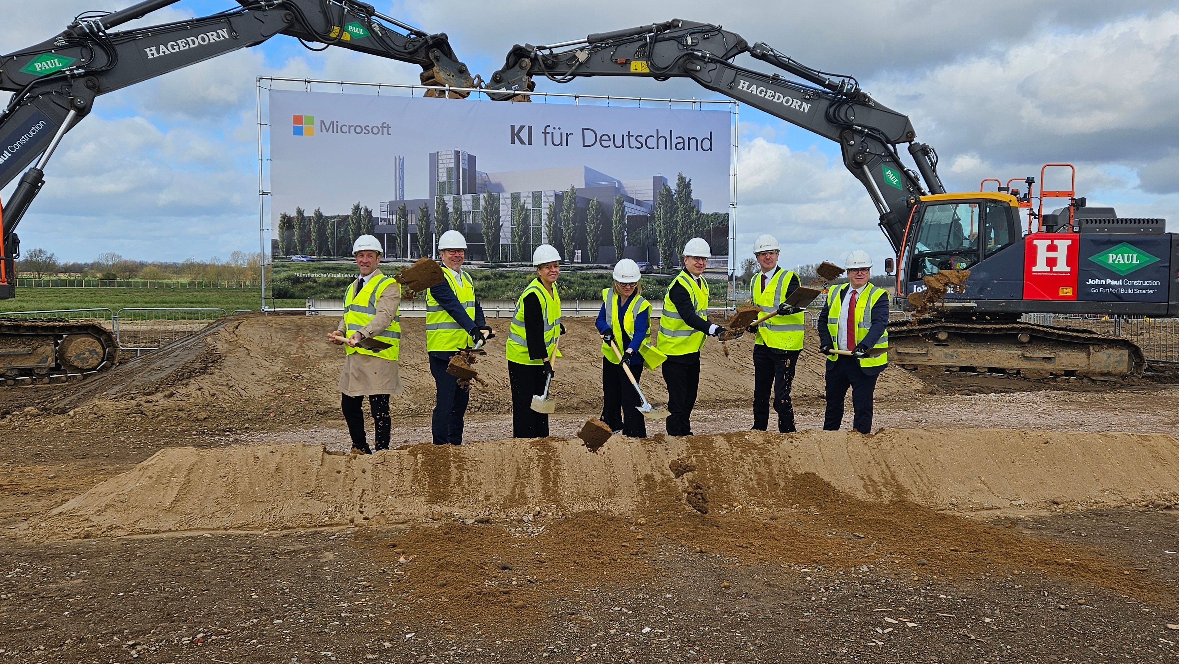 Das Bild zeigt den Spatenstich für ein Rechenzentrum: Elsdorfs Bürgermeister Andreas Heller, Bergheims Bürgermeister Volker Mießeler, NRW-Ministerin Mona Neubaur, Microsoft-Deutschland-Chefin Agnes Heftberger, Bundesdigitalminister Karsten Wildberger, Regierungspräsident Gregor Lange und Bedburgs Bürgermeister Sascha Solbach