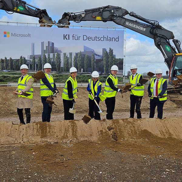 Das Bild zeigt den Spatenstich für ein Rechenzentrum: Elsdorfs Bürgermeister Andreas Heller, Bergheims Bürgermeister Volker Mießeler, NRW-Ministerin Mona Neubaur, Microsoft-Deutschland-Chefin Agnes Heftberger, Bundesdigitalminister Karsten Wildberger, Regierungspräsident Gregor Lange und Bedburgs Bürgermeister Sascha Solbach