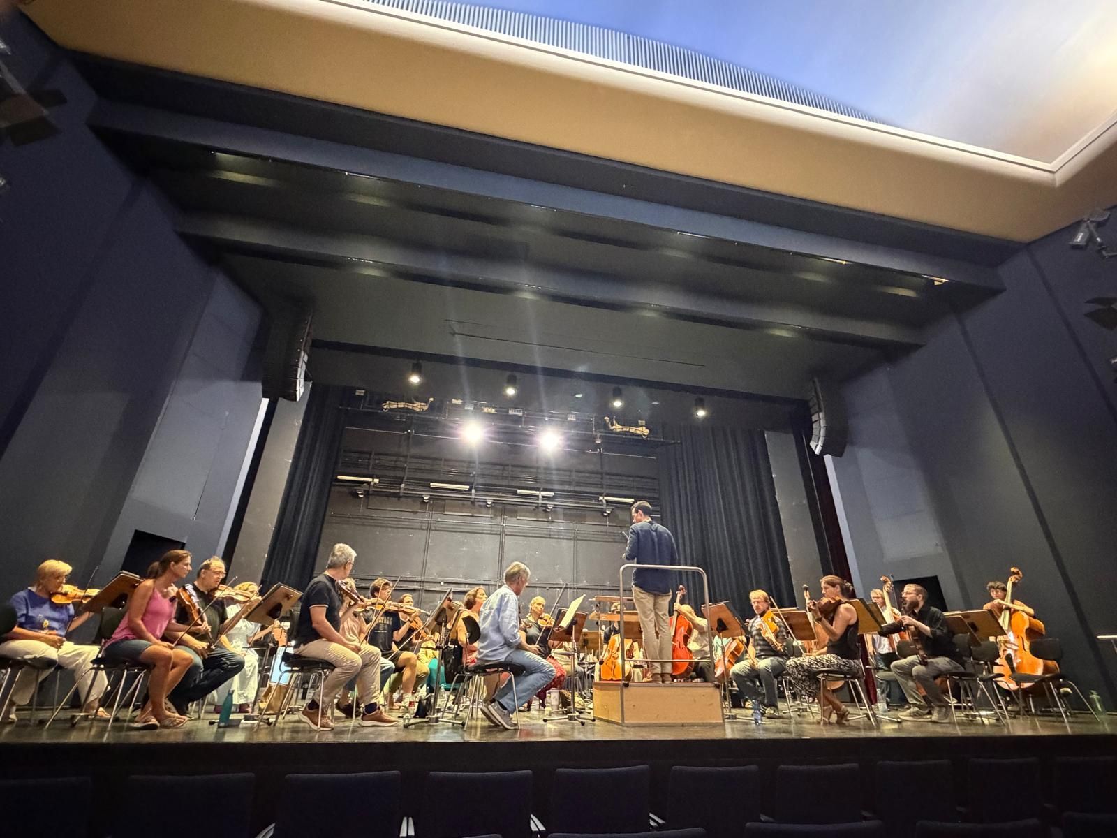 Mit Worten, Gesten und manchmal auch gesungenen Melodien vermittelt Chefdirigent Jesús Ortega Martínez den Bayer-Philharmonikern seine musikalischen Vorstellungen.