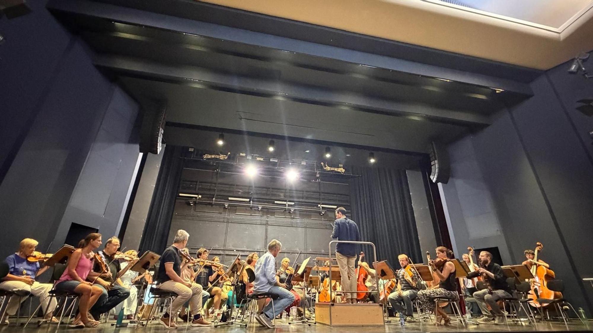Mit Worten, Gesten und manchmal auch gesungenen Melodien vermittelt Chefdirigent Jesús Ortega Martínez den Bayer-Philharmonikern seine musikalischen Vorstellungen.