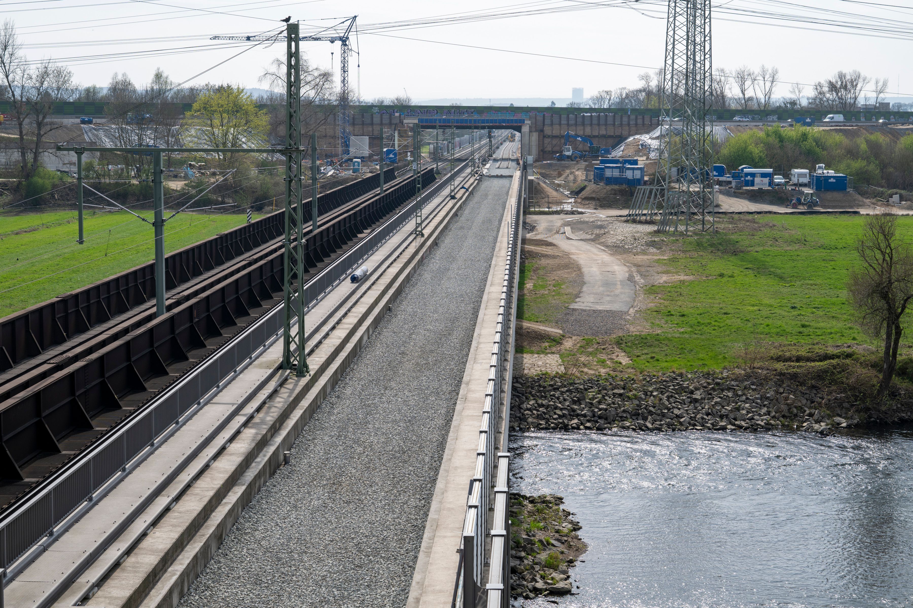 Die Brücke der A 560 führt bei Siegburg über die Bahngleise der Strecke zwischen Troisdorf und Bonn. Zukünftig soll auch die verlängerte S-Bahn-Strecke der S13 hier entlangführen. Die rechtsrheinische Bahnstrecke Troisdorf-Unkel wird ab 10. Juli bis 12. Dezember gesperrt.