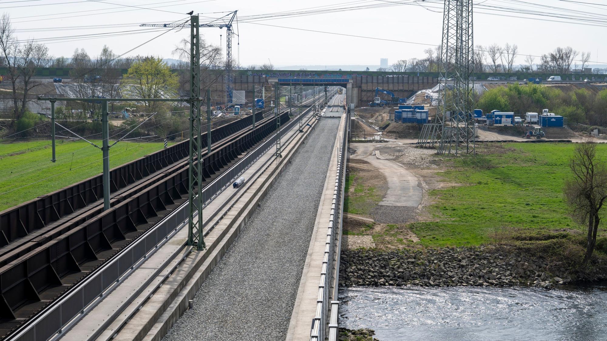 Die Brücke der A 560 führt bei Siegburg über die Bahngleise der Strecke zwischen Troisdorf und Bonn. Zukünftig soll auch die verlängerte S-Bahn-Strecke der S13 hier entlangführen. Die rechtsrheinische Bahnstrecke Troisdorf-Unkel wird ab 10. Juli bis 12. Dezember gesperrt.