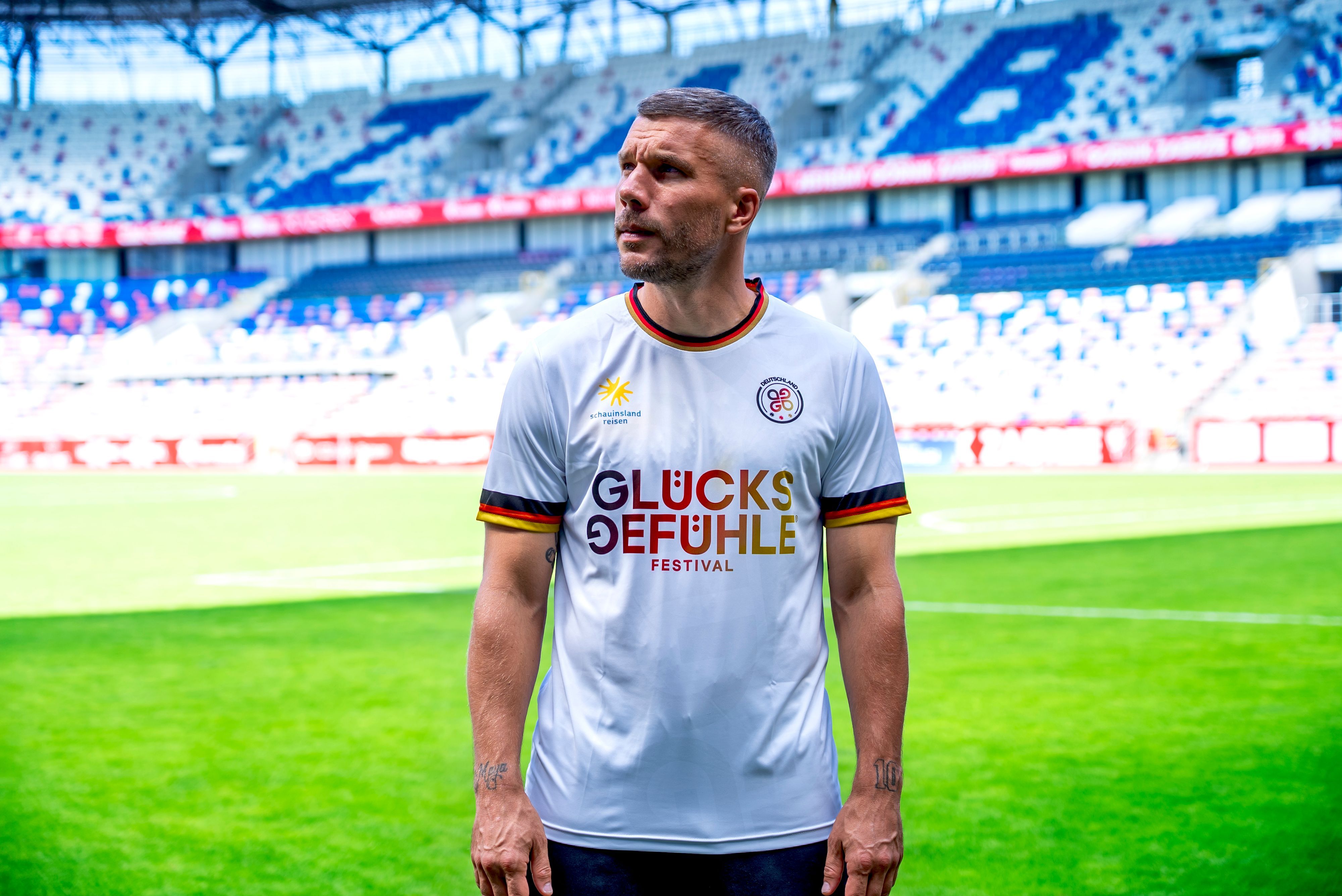 Exklusives, von Lukas Podolski signiertes WM-Trikot