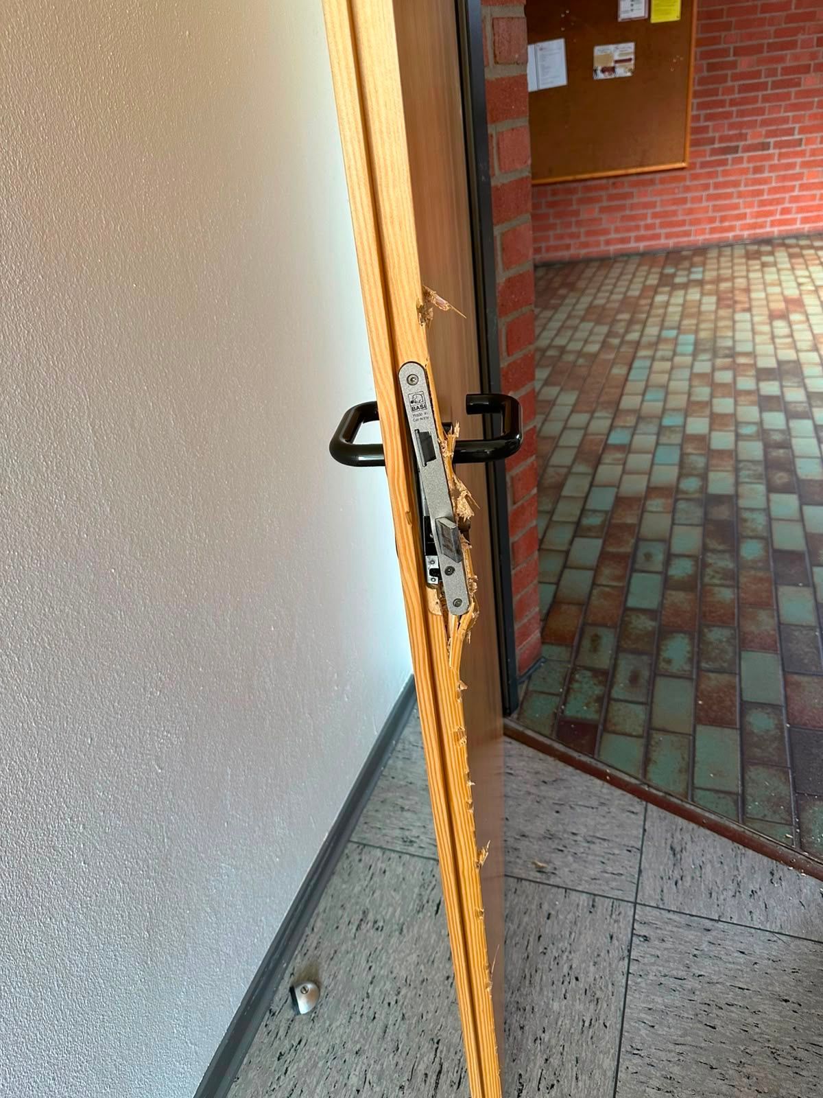 Auf dem Bild ist eine aufgebrochene Tür zu sehen.