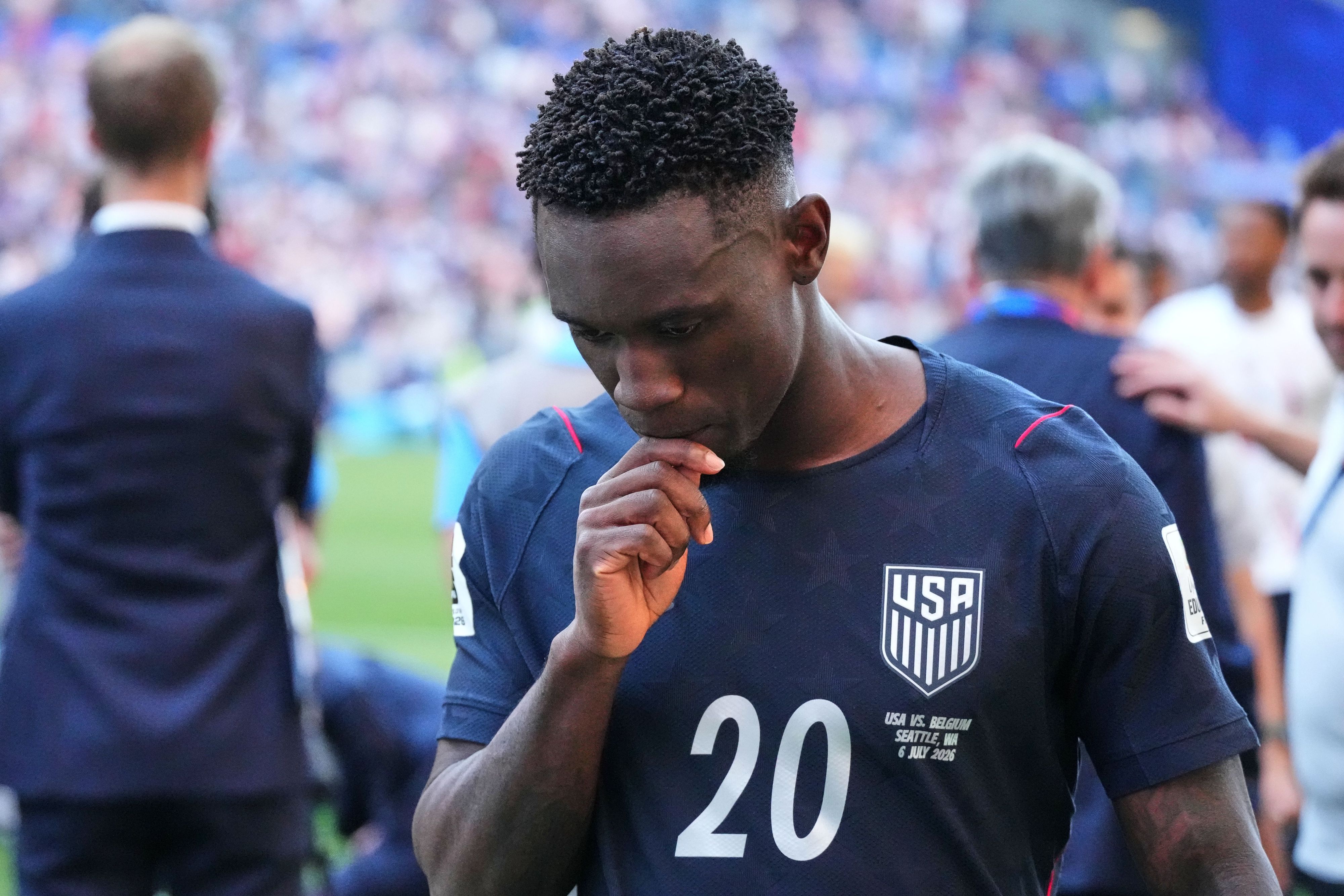 Folarin Balogun geht enttäuscht vom Platz.