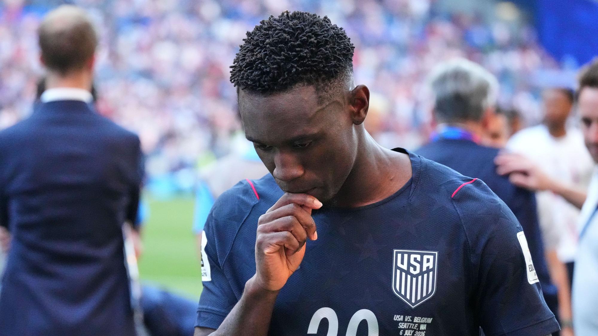 Folarin Balogun geht enttäuscht vom Platz.