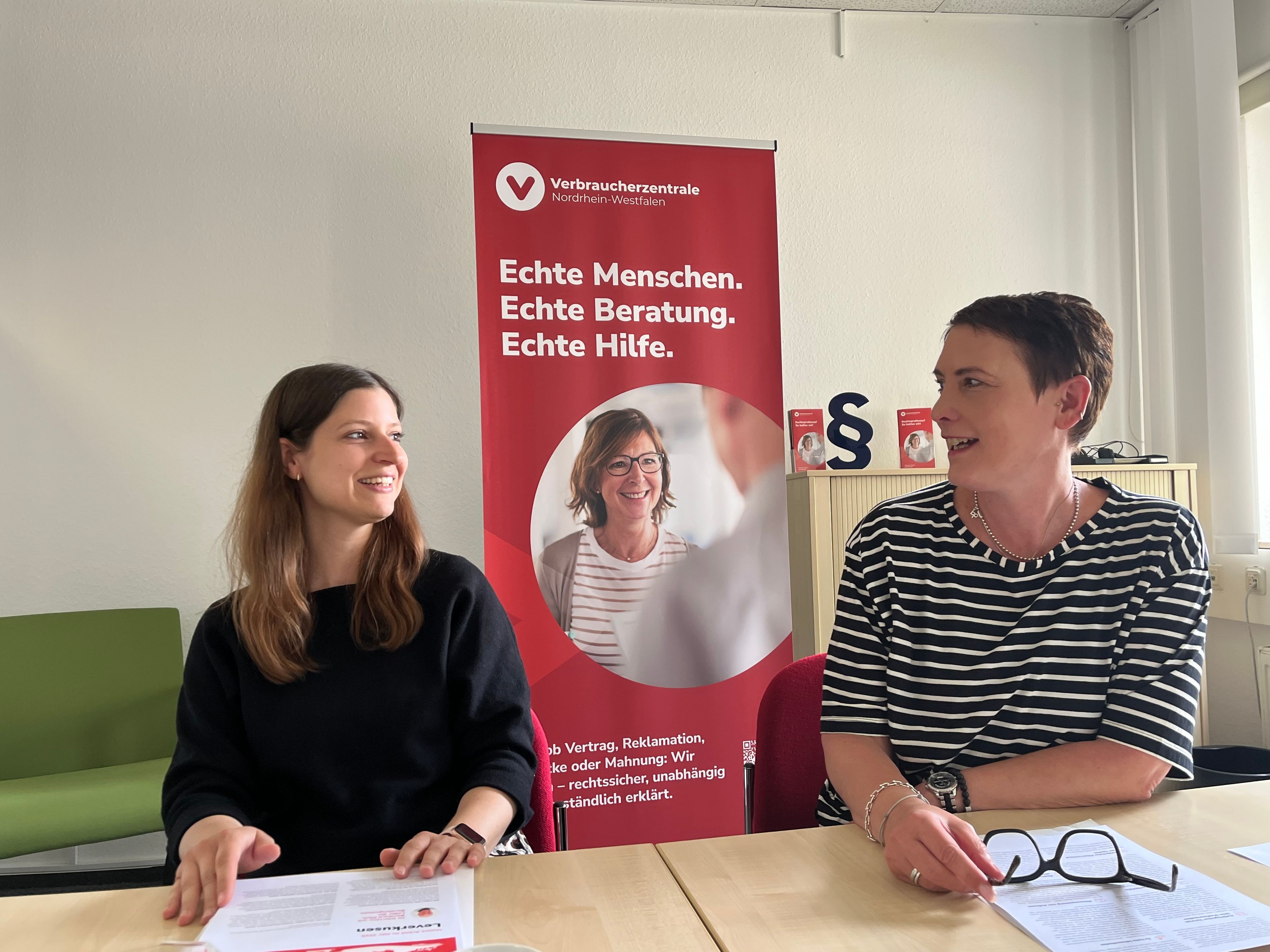 Doreen Adam und Nina Joost stellen den Jahresbericht der Verbraucherzentrale Leverkusen vor.