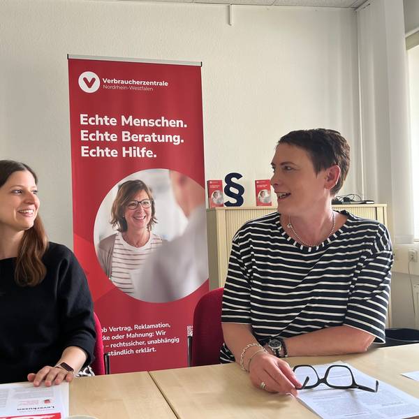 Doreen Adam und Nina Joost stellen den Jahresbericht der Verbraucherzentrale Leverkusen vor.