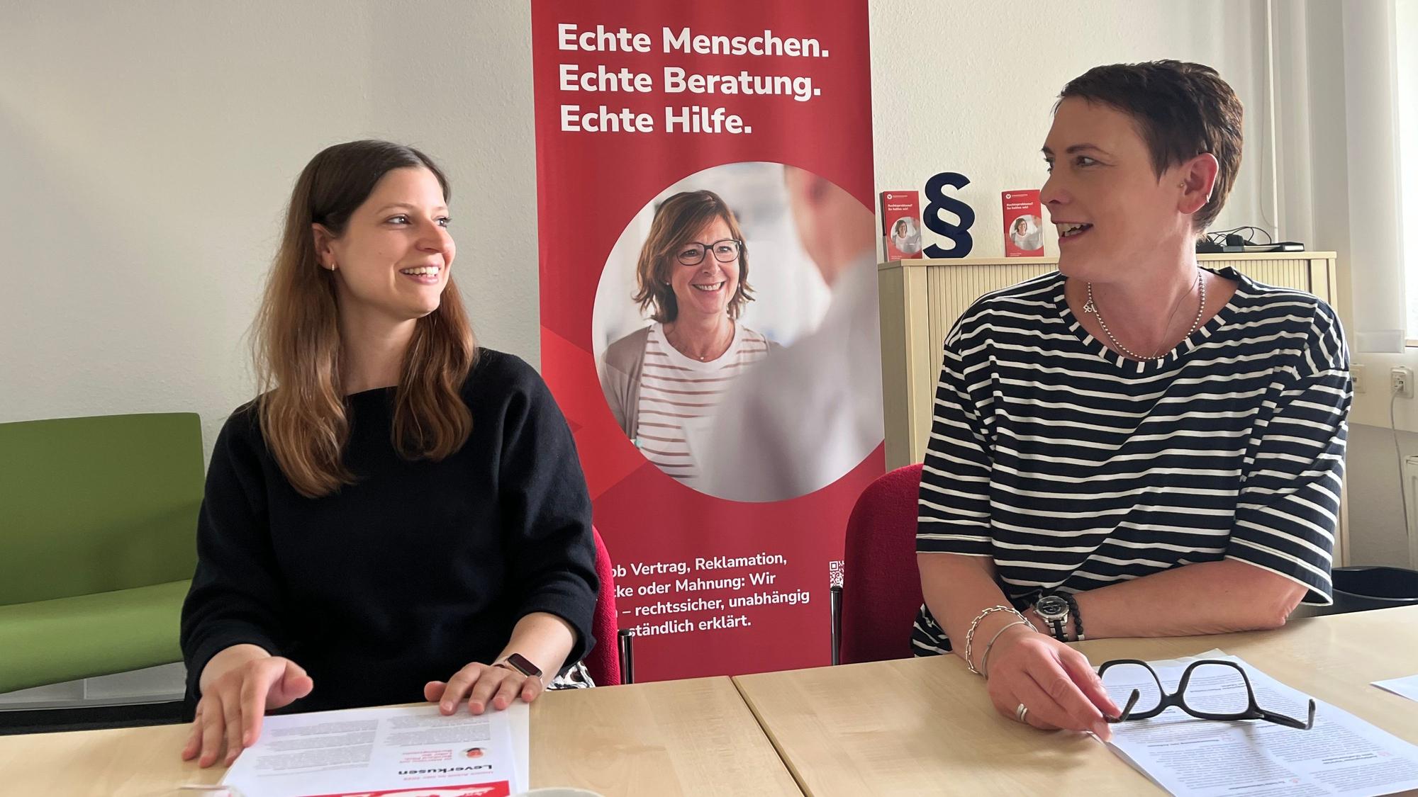 Doreen Adam und Nina Joost stellen den Jahresbericht der Verbraucherzentrale Leverkusen vor.