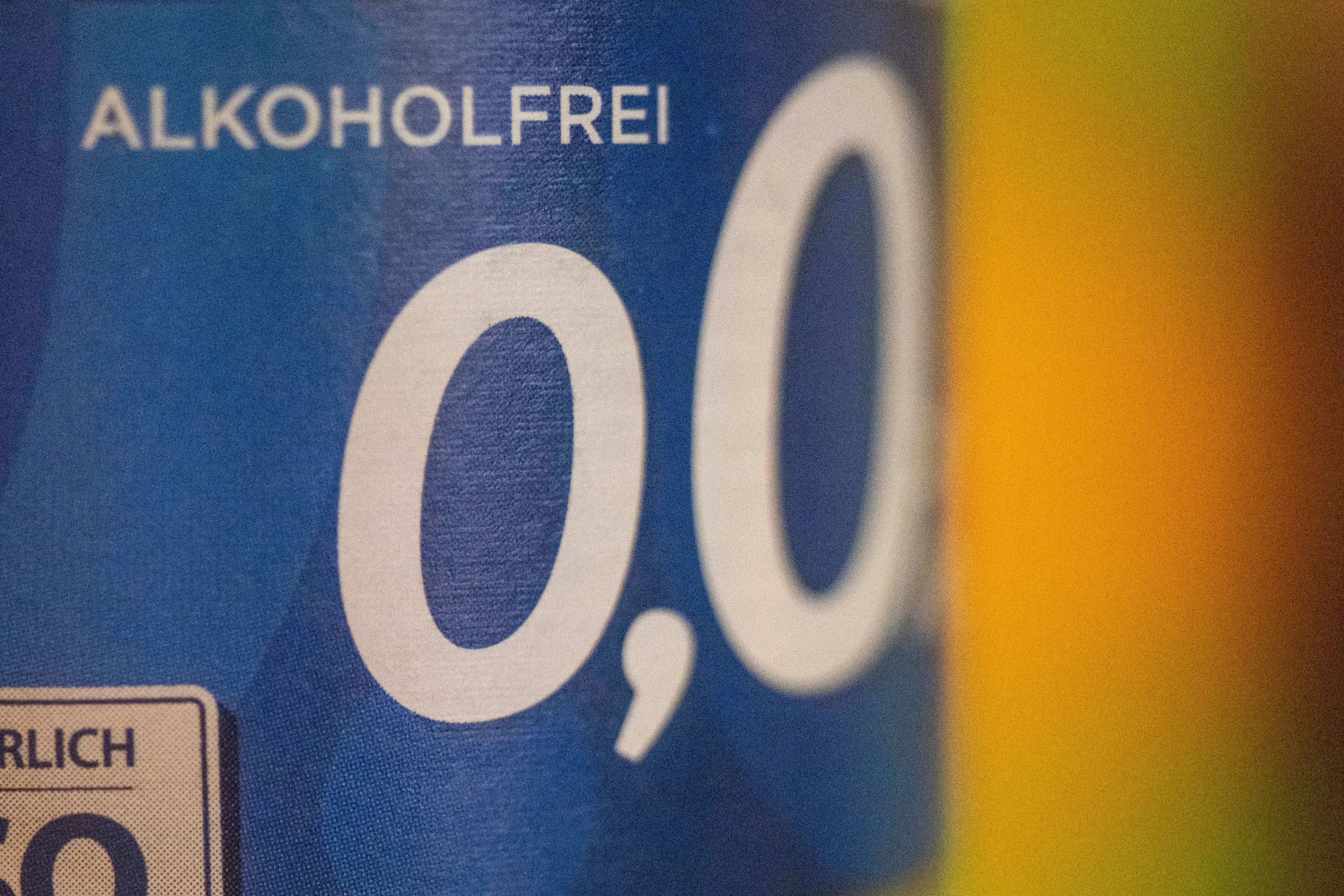 In einer Bar steht eine Flasche alkoholfreies Bier mit der Aufschrift „Alkoholfrei 0,0%“.