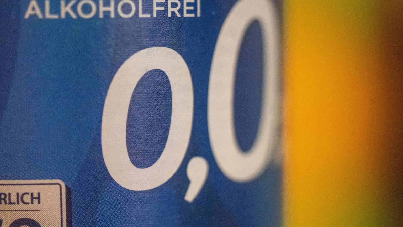 In einer Bar steht eine Flasche alkoholfreies Bier mit der Aufschrift „Alkoholfrei 0,0%“.