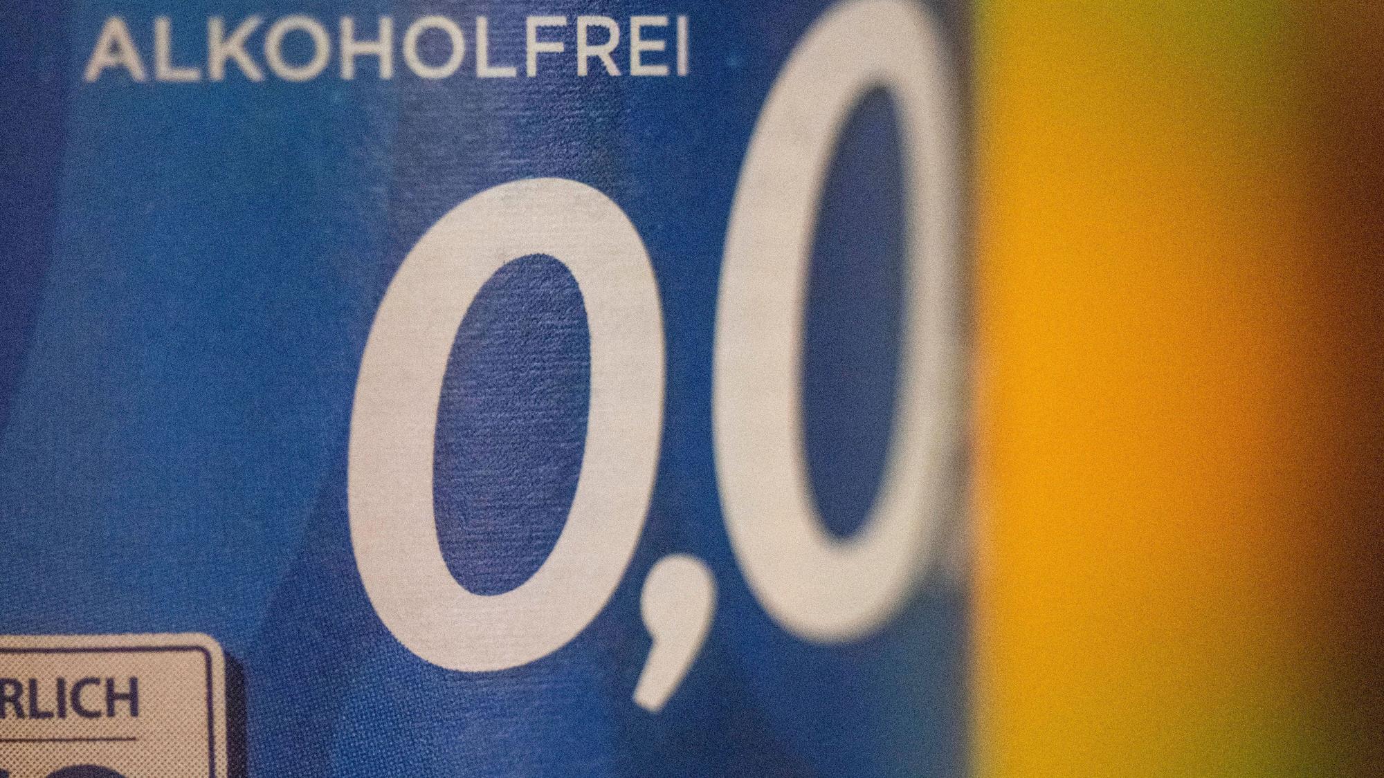 In einer Bar steht eine Flasche alkoholfreies Bier mit der Aufschrift „Alkoholfrei 0,0%“.