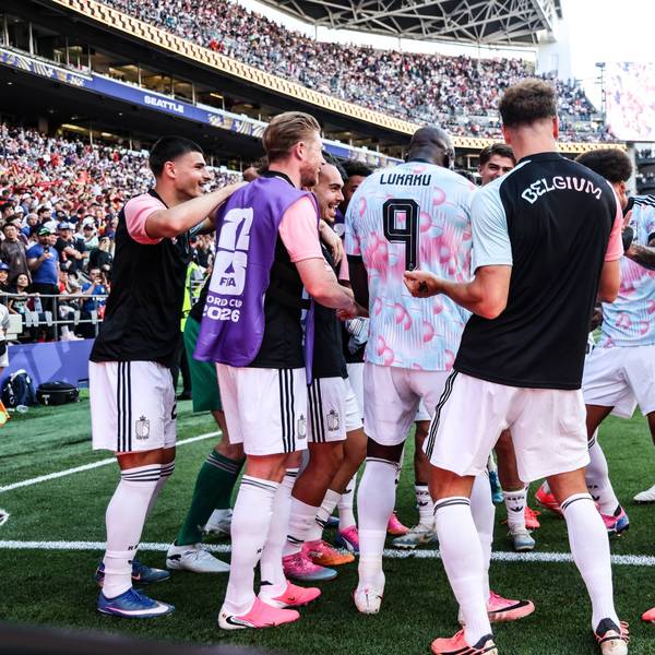 Die belgischen Spieler tanzen nach einem Tor auf dem Rasen.