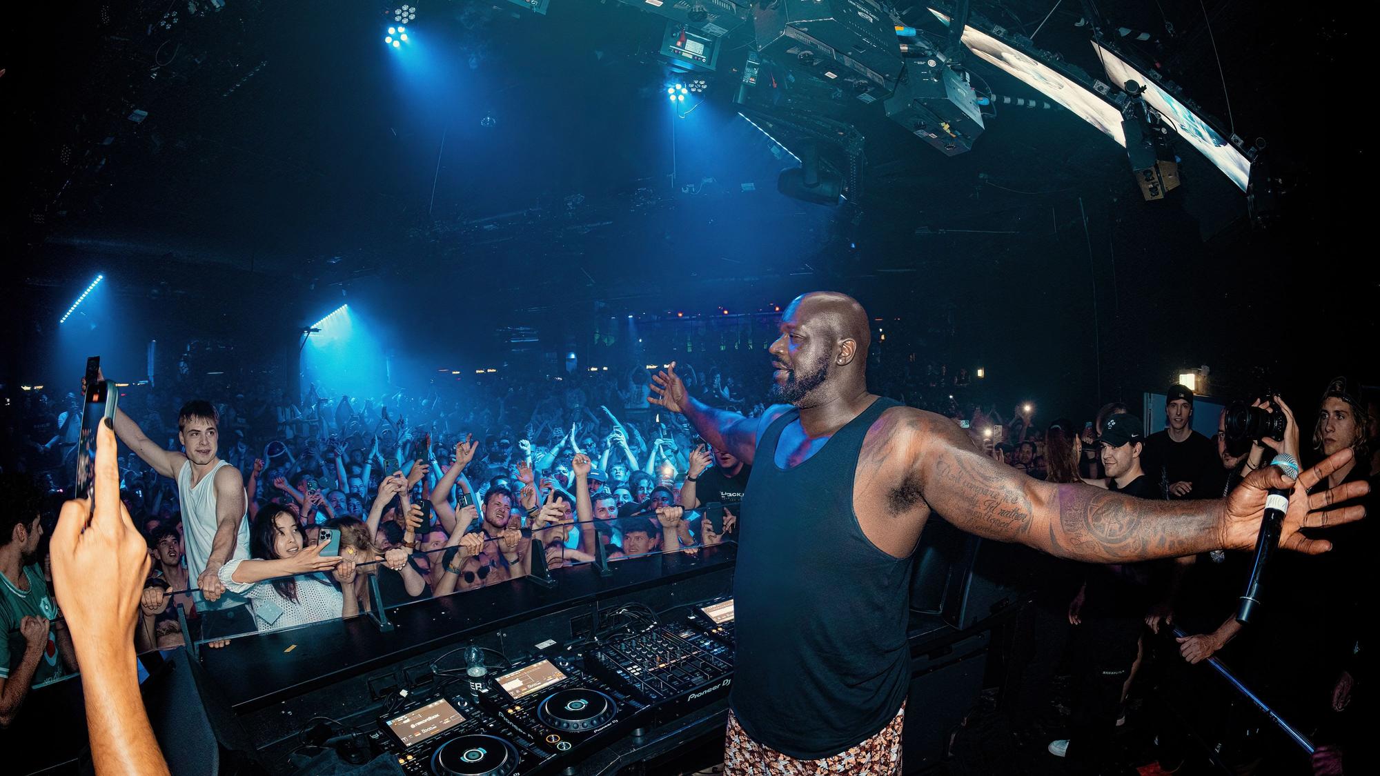Shaquille O'Neal legt wieder im Bootshaus auf.