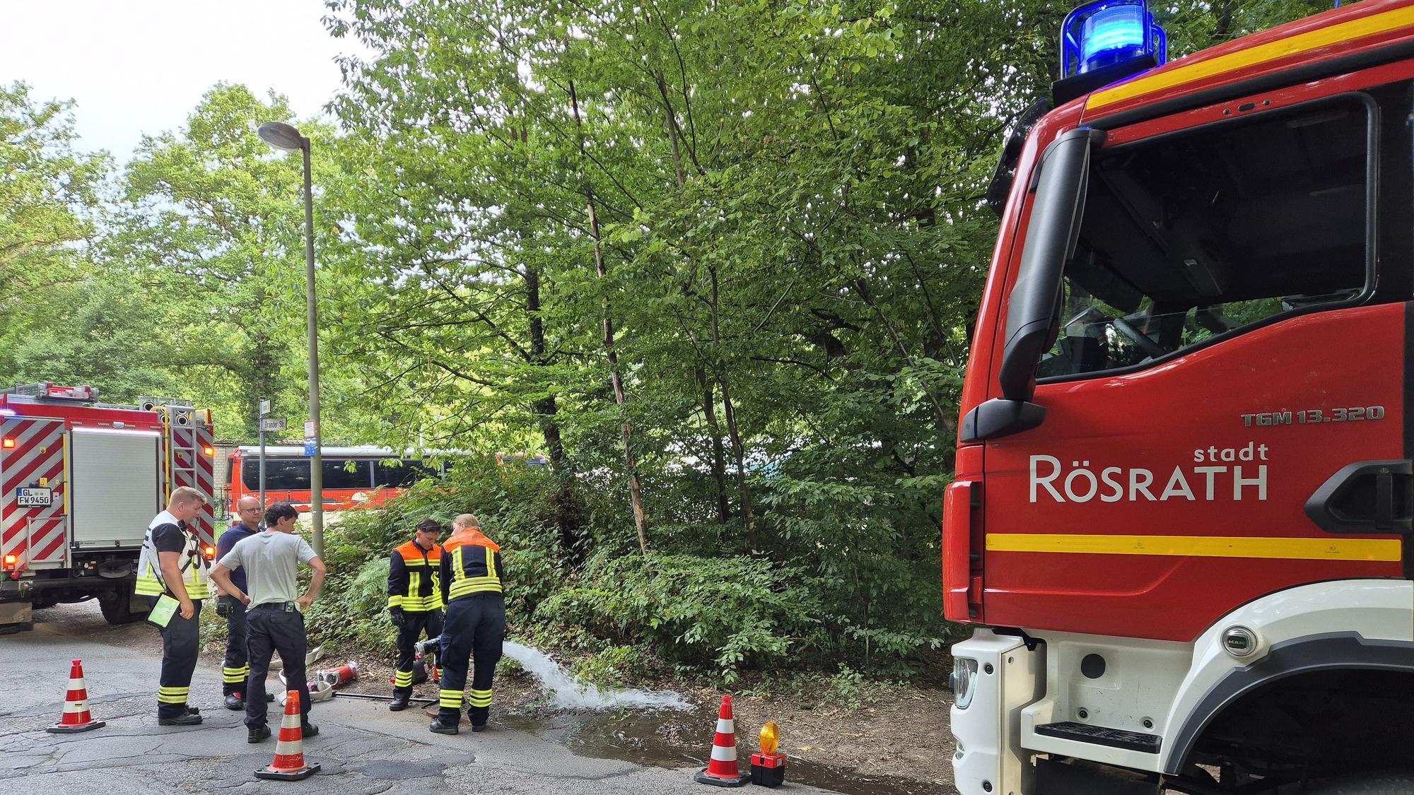 Einsatzkräfte der Feuerwehr bauen eine Wasserversorgung zum Brandort auf. In der Wahner Heide östlich von Köln kämpft die Feuerwehr gegen einen Waldbrand an. Es besteht der Verdacht, dass im Boden des früheren militärischen Übungsgeländes Munitionsreste liegen, die durch das Feuer explodieren könnten.