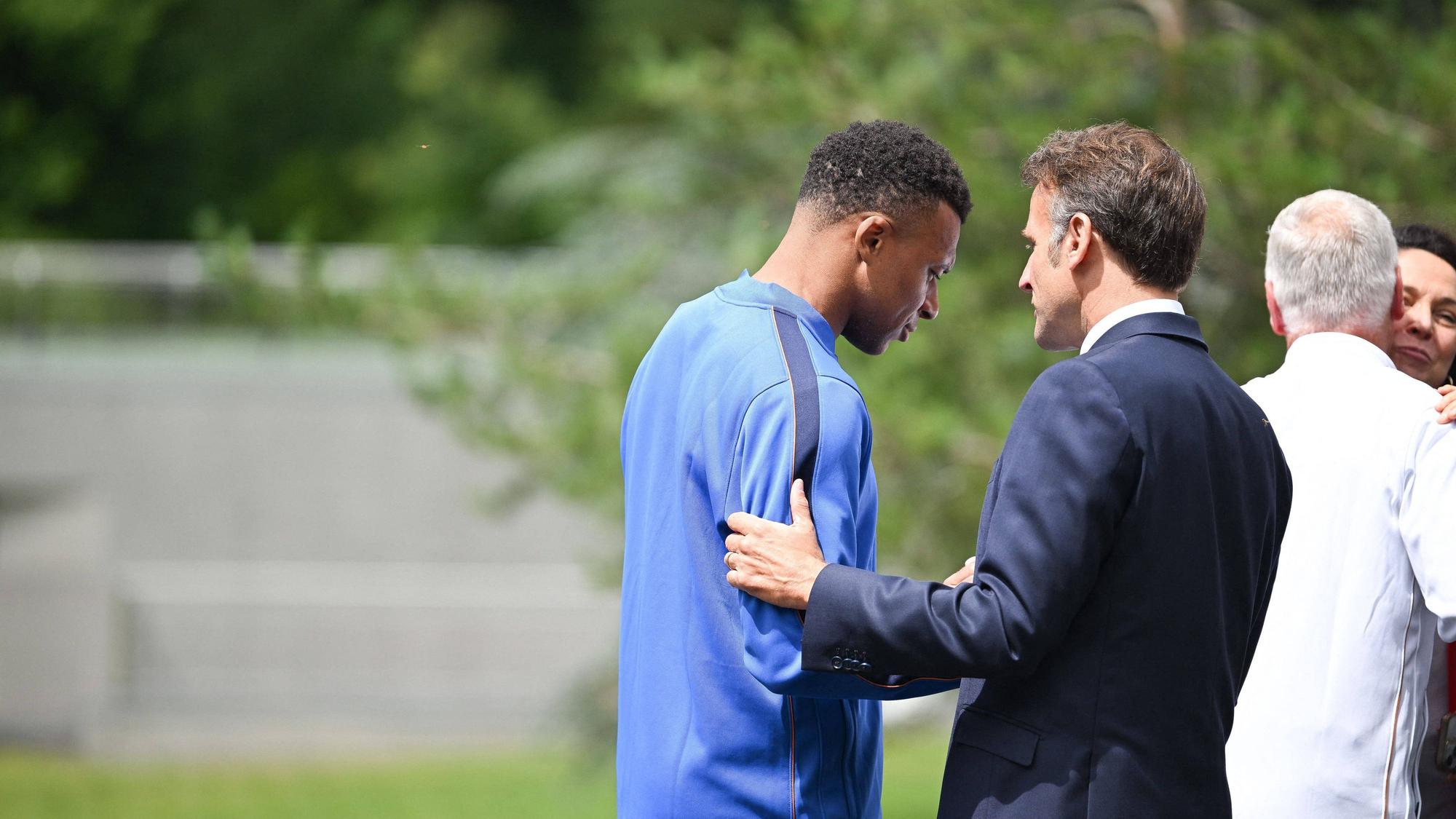 Kylian Mbappé spricht bei einem Treffen mit Emmanuel Macron.