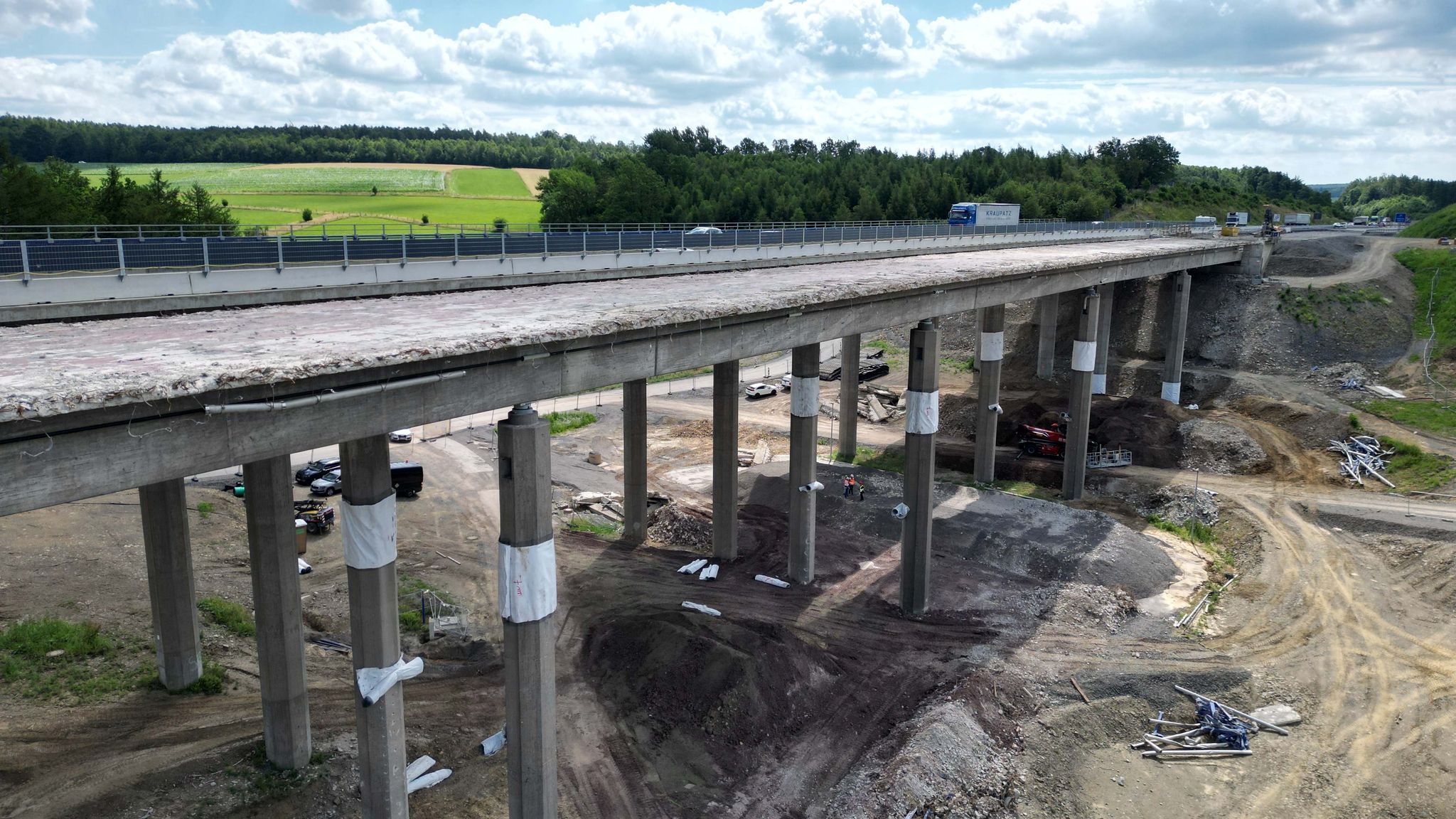 Am Sonntag wird eine Brückenhälfte der Talbrücke Ottfingen Geschichte sein: Das Bauwerk wird kontrolliert gesprengt.