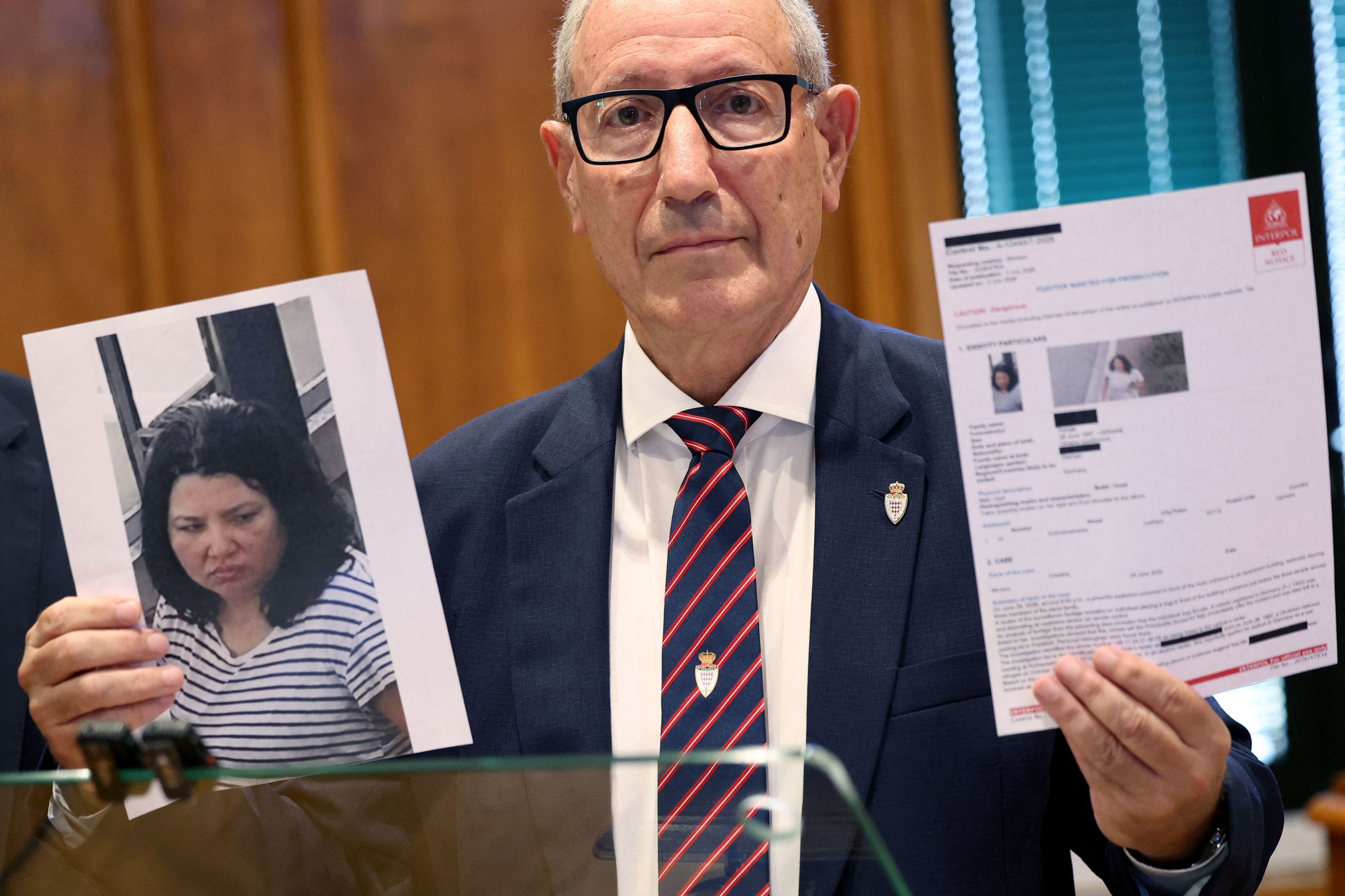 Der Direktor der öffentlichen Sicherheit Monacos, Eric Are, zeigt während einer Pressekonferenz in Monaco die von Interpol ausgestellte Red Notice gegen eine ukrainische Frau. Sie steht im Verdacht, eine Bombe in Monaco platziert zu haben, durch deren Explosion drei Menschen verletzt wurden, darunter ein in der Ukraine geborener Milliardär.