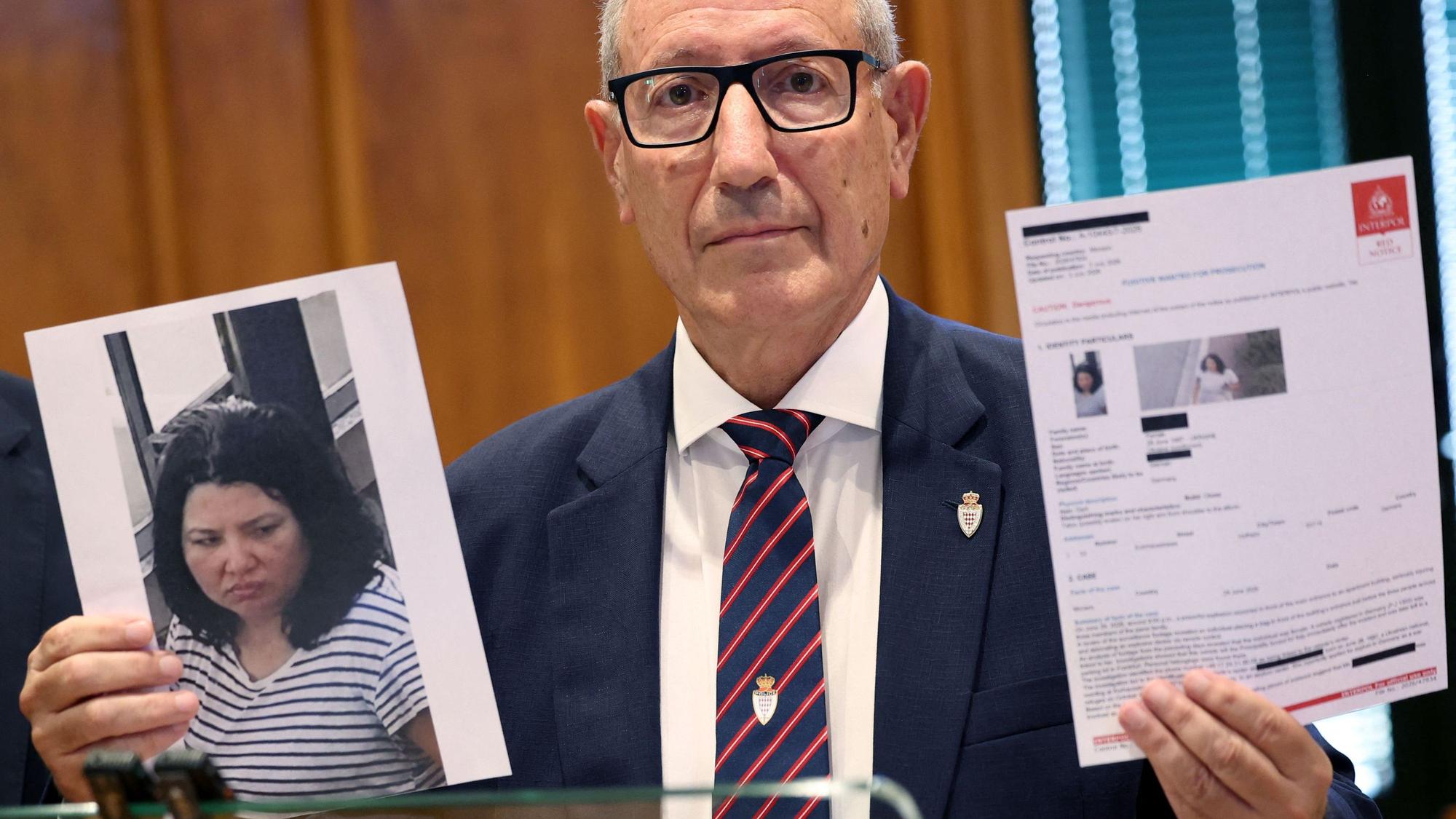 Der Direktor der öffentlichen Sicherheit Monacos, Eric Are, zeigt während einer Pressekonferenz in Monaco die von Interpol ausgestellte Red Notice gegen eine ukrainische Frau. Sie steht im Verdacht, eine Bombe in Monaco platziert zu haben, durch deren Explosion drei Menschen verletzt wurden, darunter ein in der Ukraine geborener Milliardär.