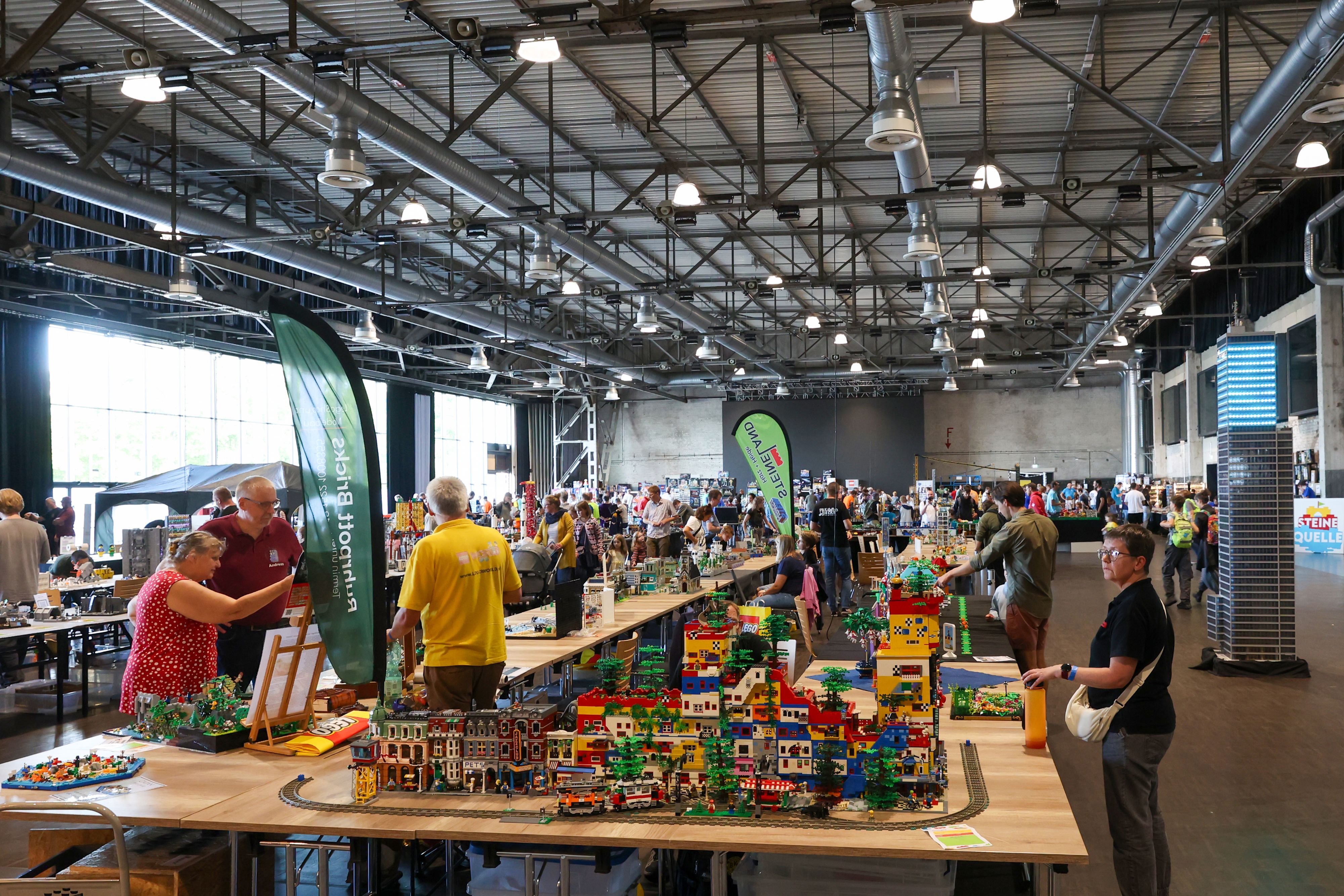 Bei der Lego-Ausstellung „Bricks and Friends“ stellen zahlreiche Aussteller ihre Bauwerke aus den Klemmbausteinen aus. (Archivbild)