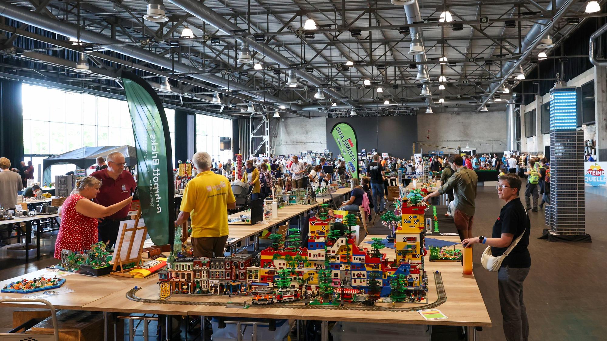 Bei der Lego-Ausstellung „Bricks and Friends“ stellen zahlreiche Aussteller ihre Bauwerke aus den Klemmbausteinen aus. (Archivbild)