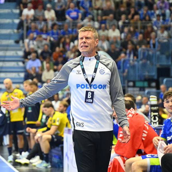 Zu sehen ist ein Handballtrainer am Spielfeldrand.