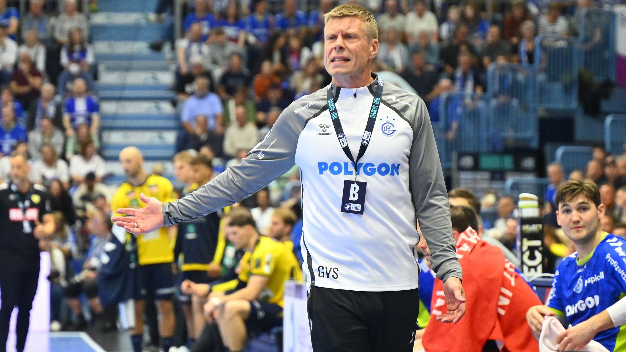 Zu sehen ist ein Handballtrainer am Spielfeldrand.