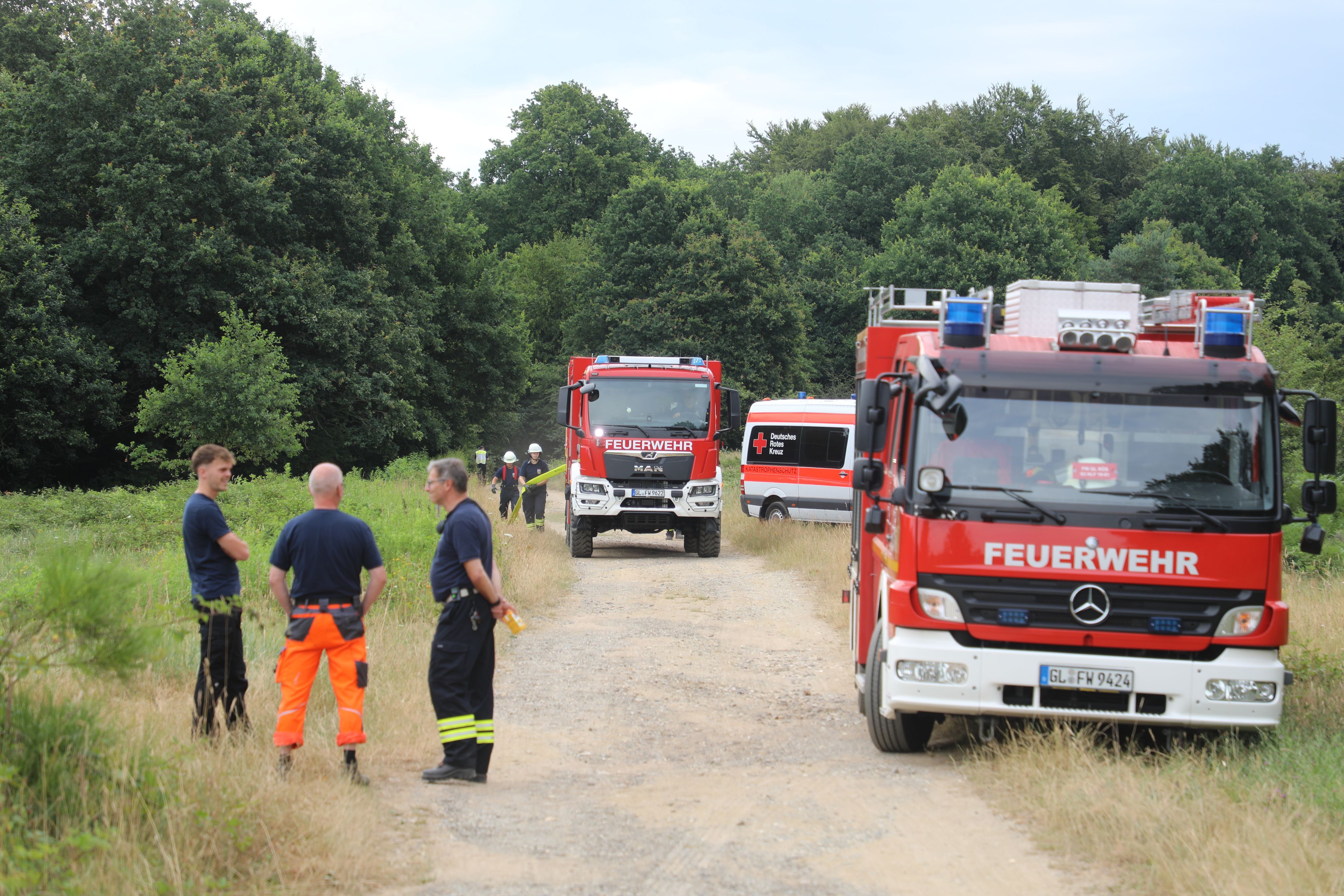 Feuerwehrfahrzeuge stehen in der Wahner Heide.