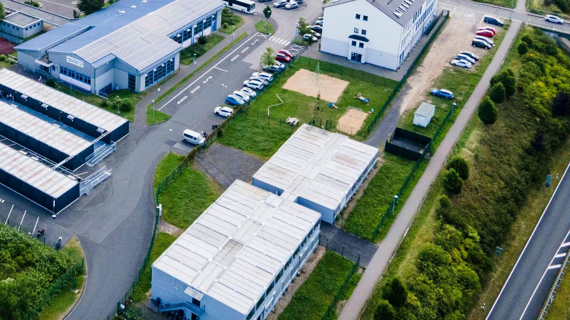 Das Luftbild zeigt das Containerdorf an der Gesamtschule in Weilerswist.