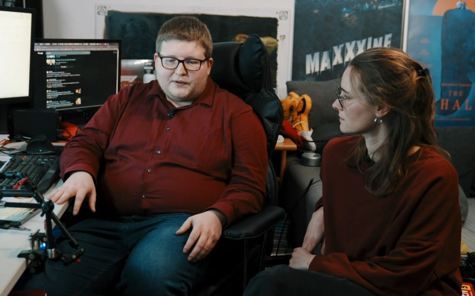 Michl berichtet Filmemacherin Helena Brinkmann von seinem Alltag. (Bild: ARD)