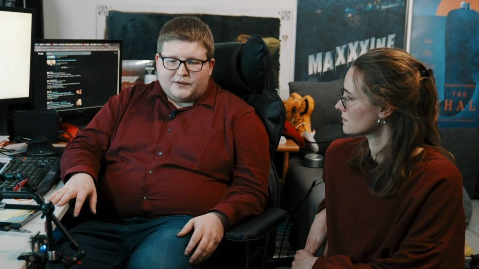 Michl berichtet Filmemacherin Helena Brinkmann von seinem Alltag. (Bild: ARD)