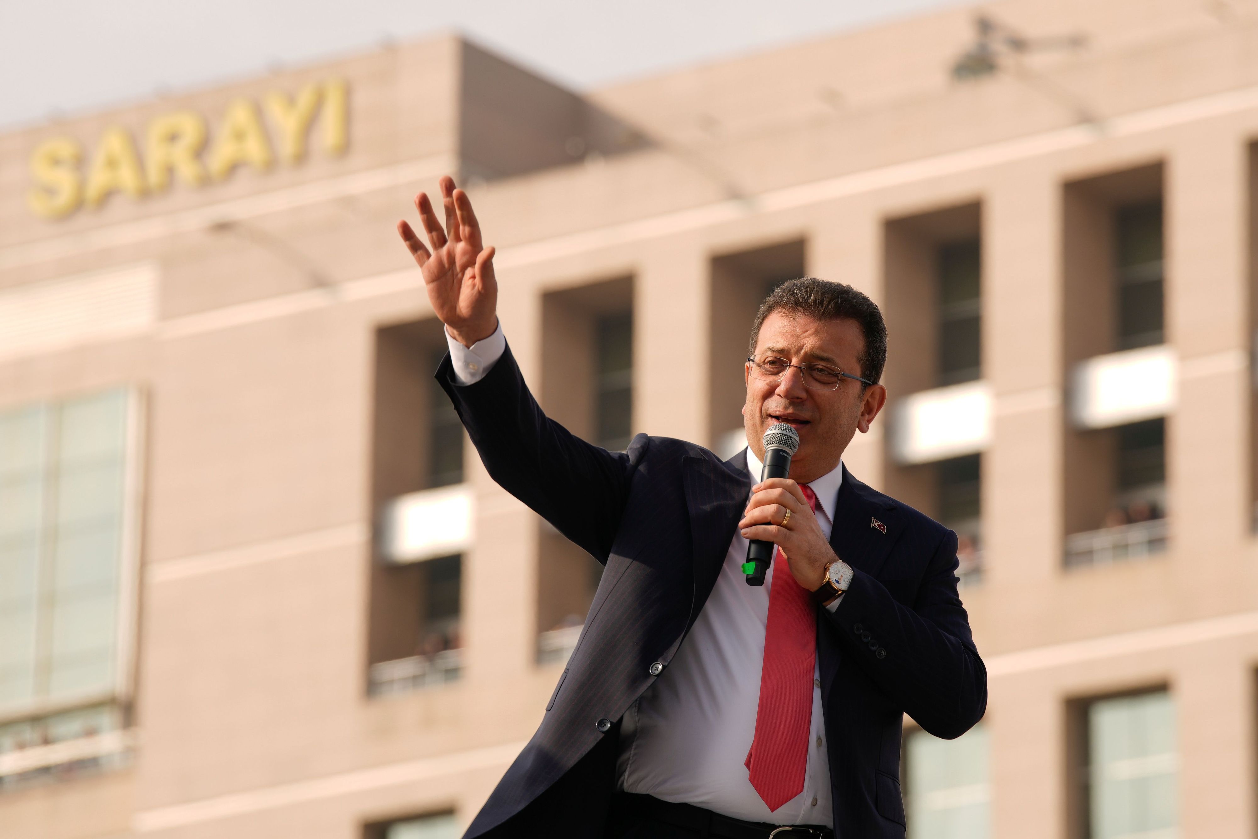 Das Bild zeigt Istanbuls abgesetzten Bürgermeister Ekrem Imamoglu vor seiner Verhaftung.