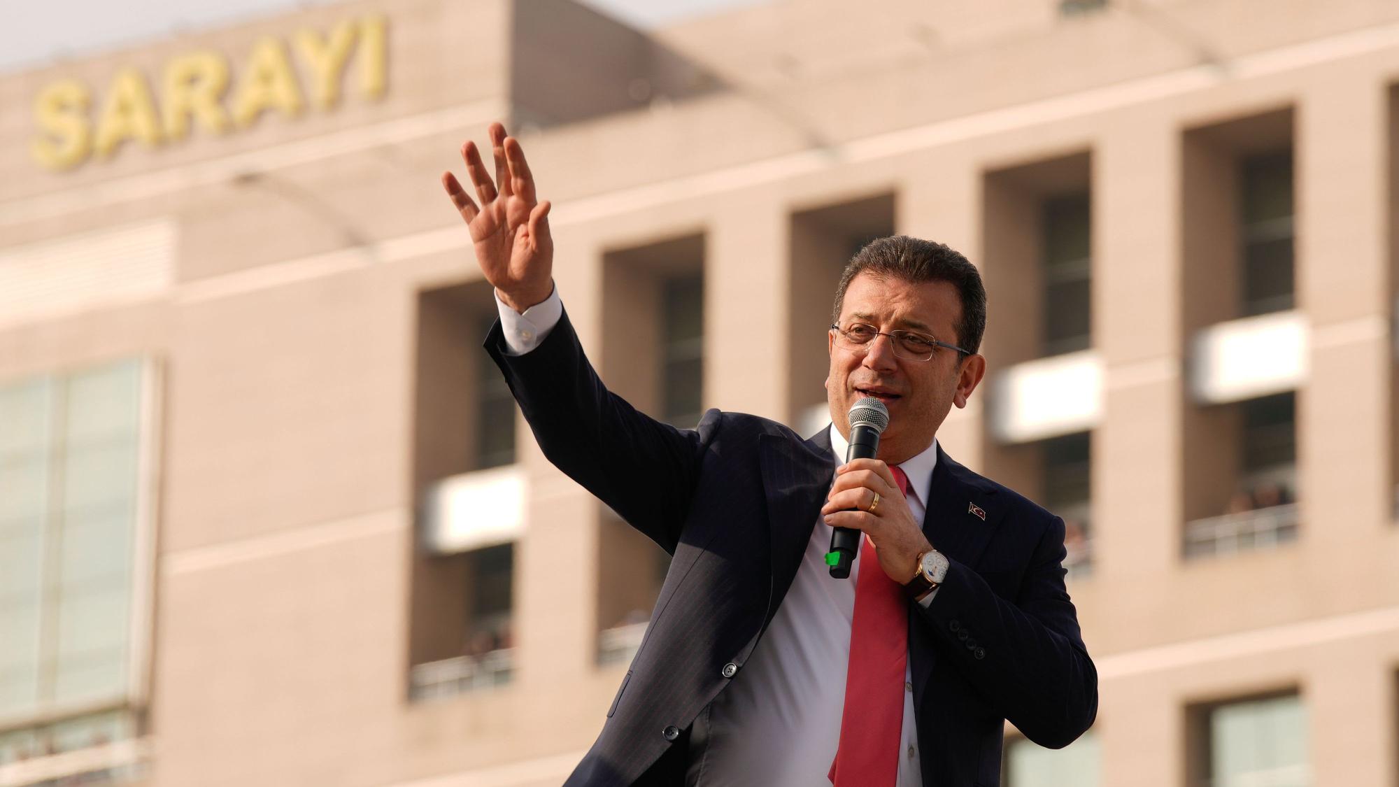 Das Bild zeigt Istanbuls abgesetzten Bürgermeister Ekrem Imamoglu vor seiner Verhaftung.