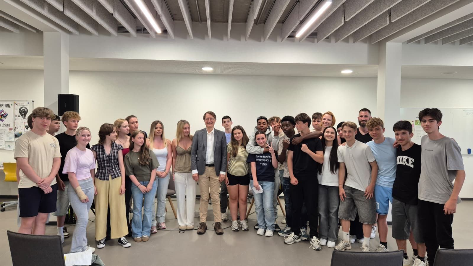 In einem Halbkreis stehen viele Schüler, mittendrin Karl Lauterbach.