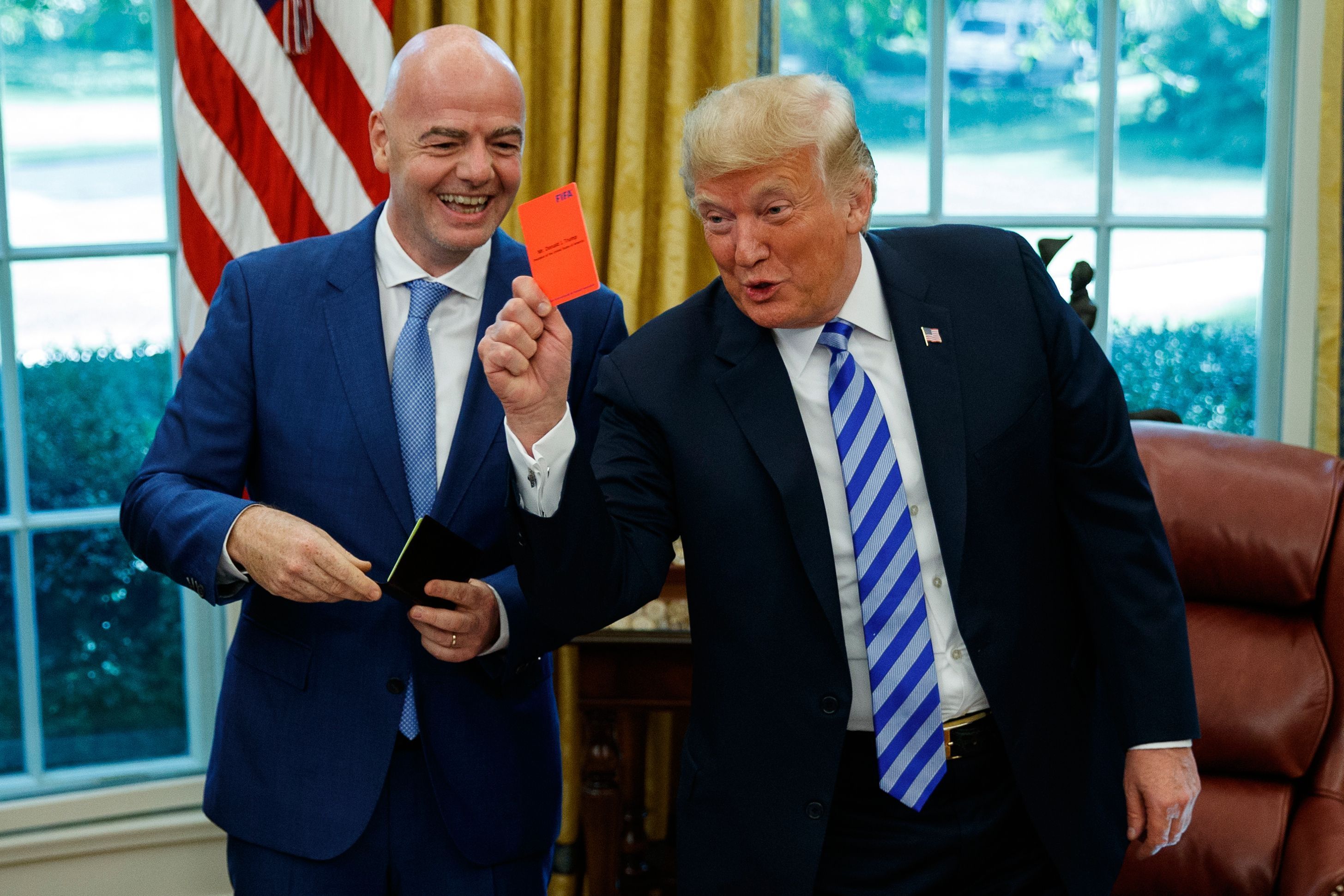Bei einem Treffen im Weißen Haus zückt US-Präsident Donald Trump im Gespräch mit Fifa-Boss Gianni Infantino eine Rote Karte. Das Foto stammt aus dem Jahr 2018.