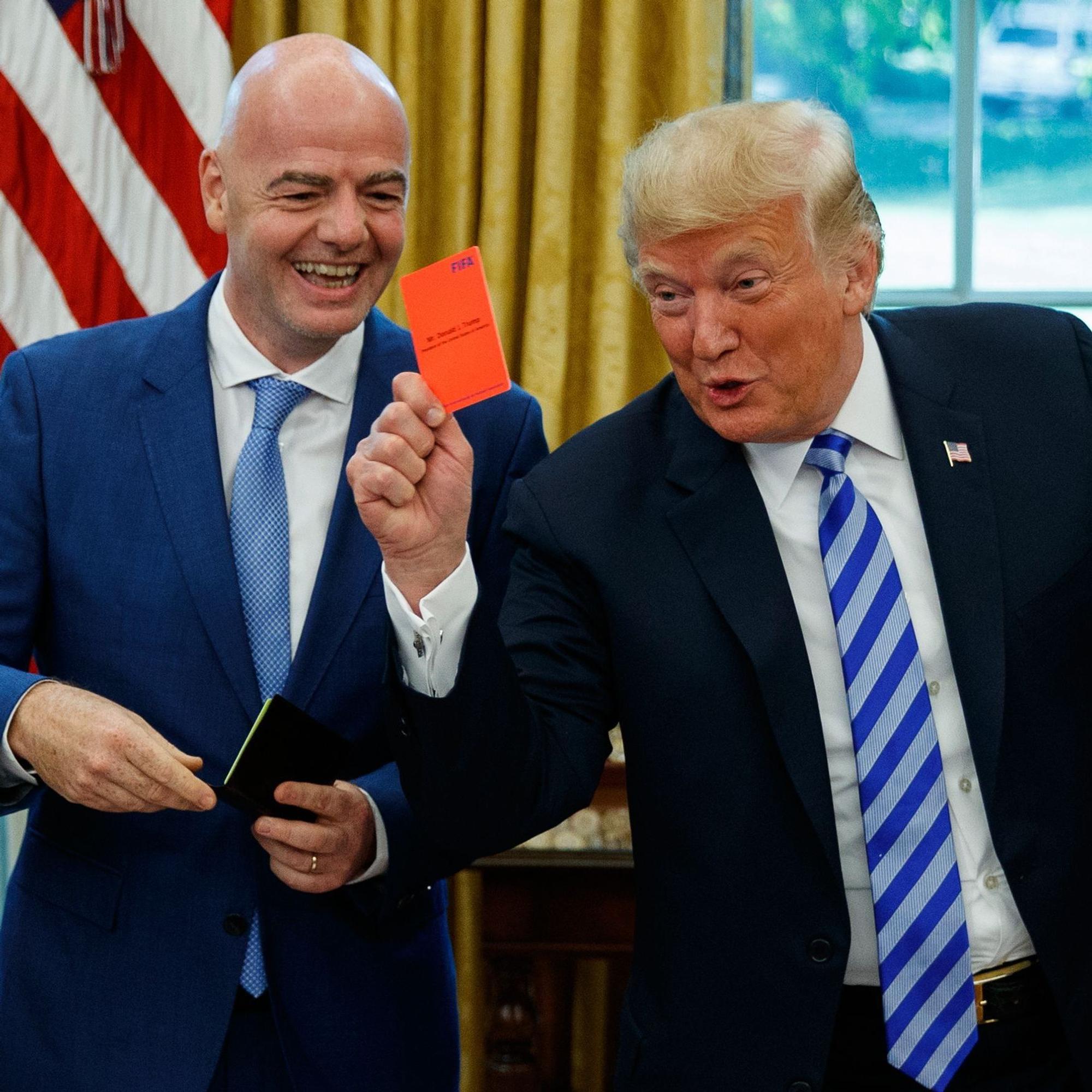 Bei einem Treffen im Weißen Haus zückt US-Präsident Donald Trump im Gespräch mit Fifa-Boss Gianni Infantino eine Rote Karte. Das Foto stammt aus dem Jahr 2018.