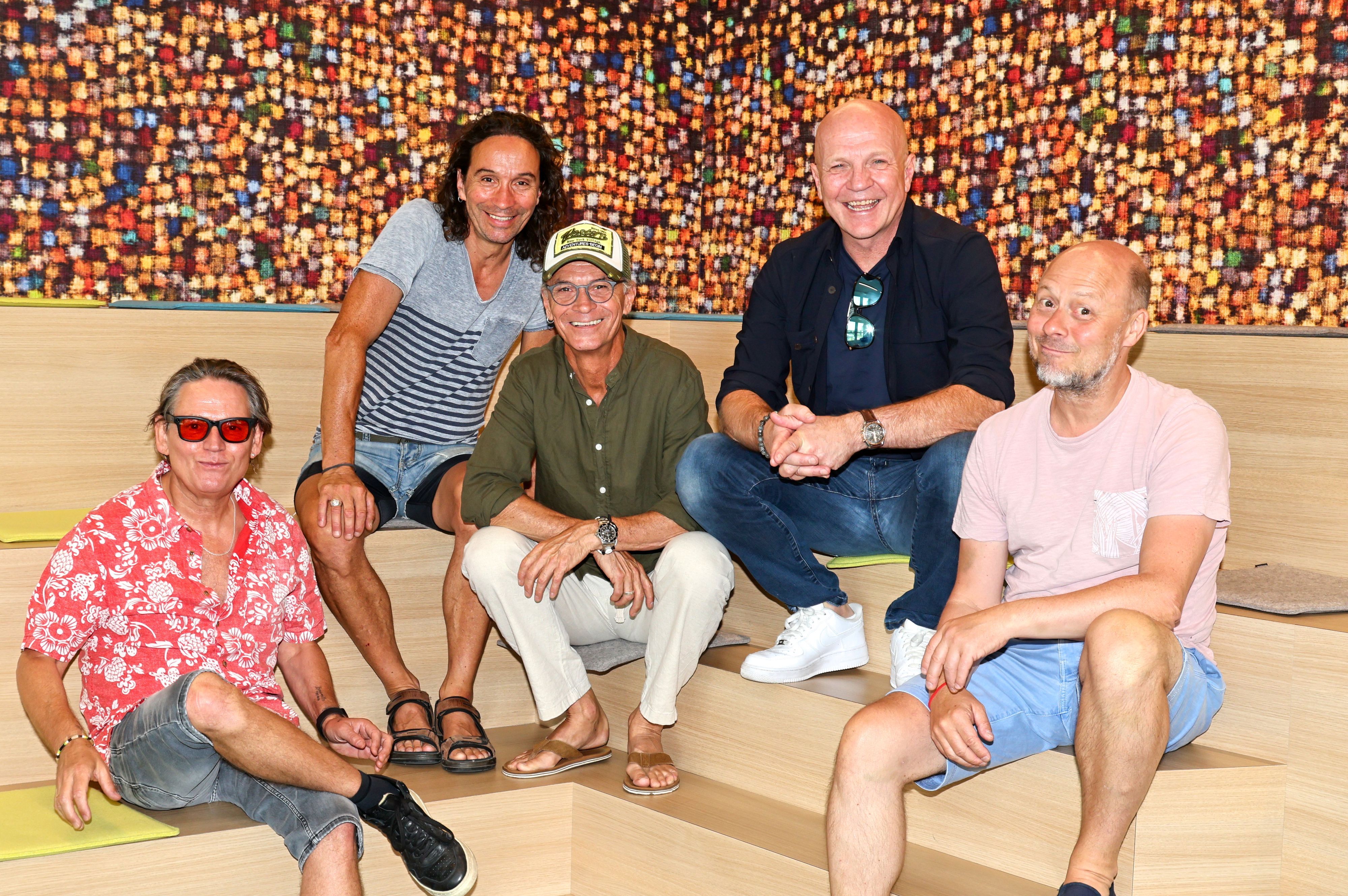 Die Band Brings posiert zum Gruppenfoto.