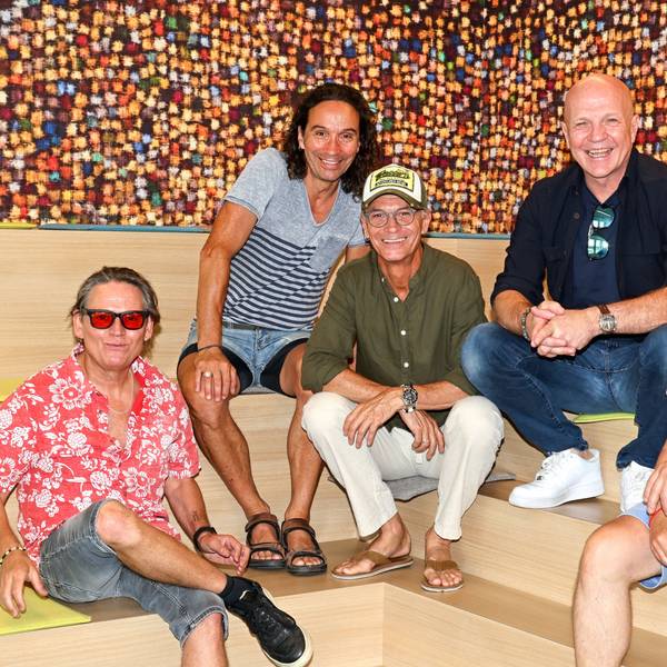 Die Band Brings posiert zum Gruppenfoto.