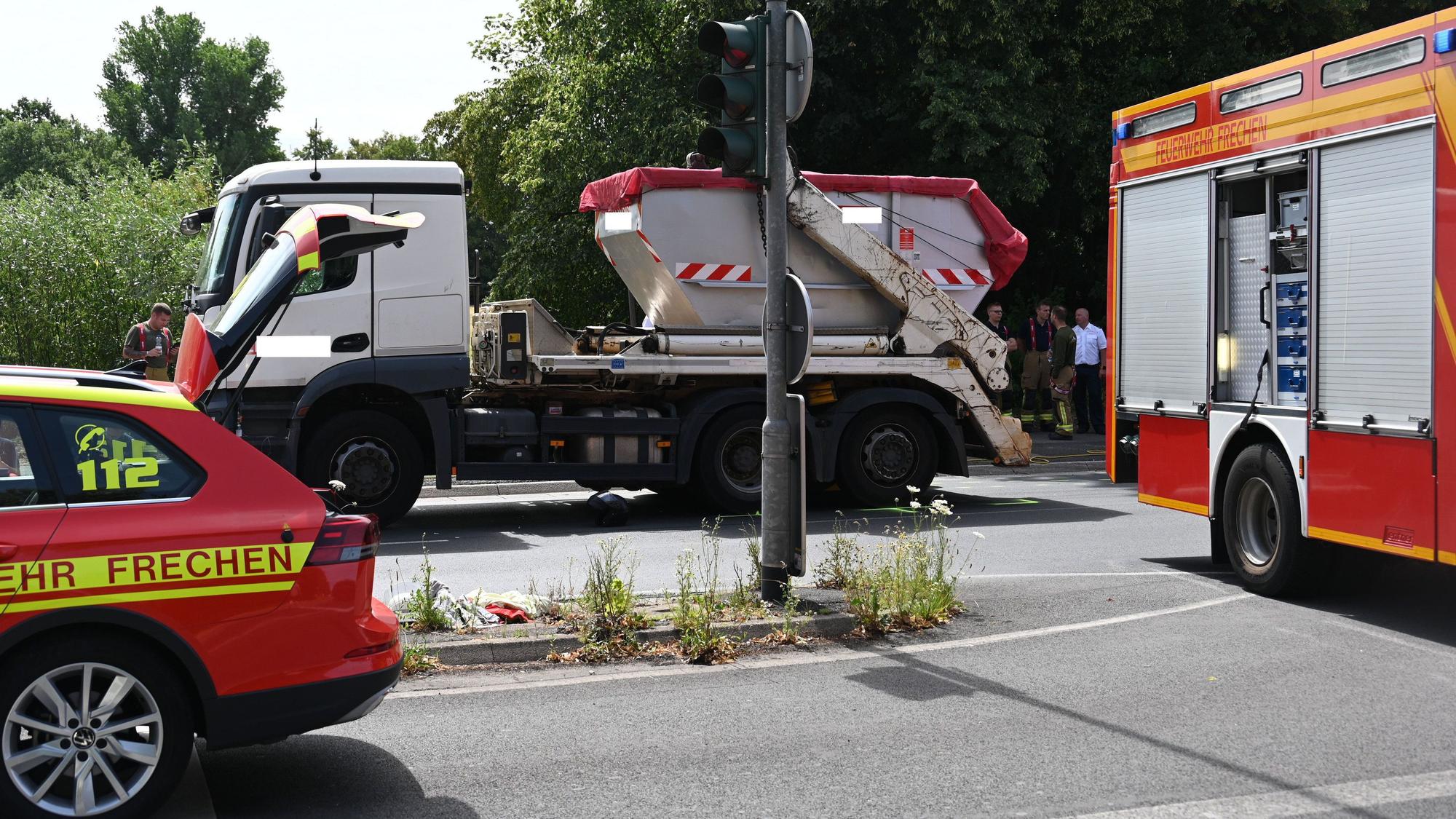 Der Lkw-Fahrer hat die Frau auf dem Motorroller mehrere Meter mitgeschleift.