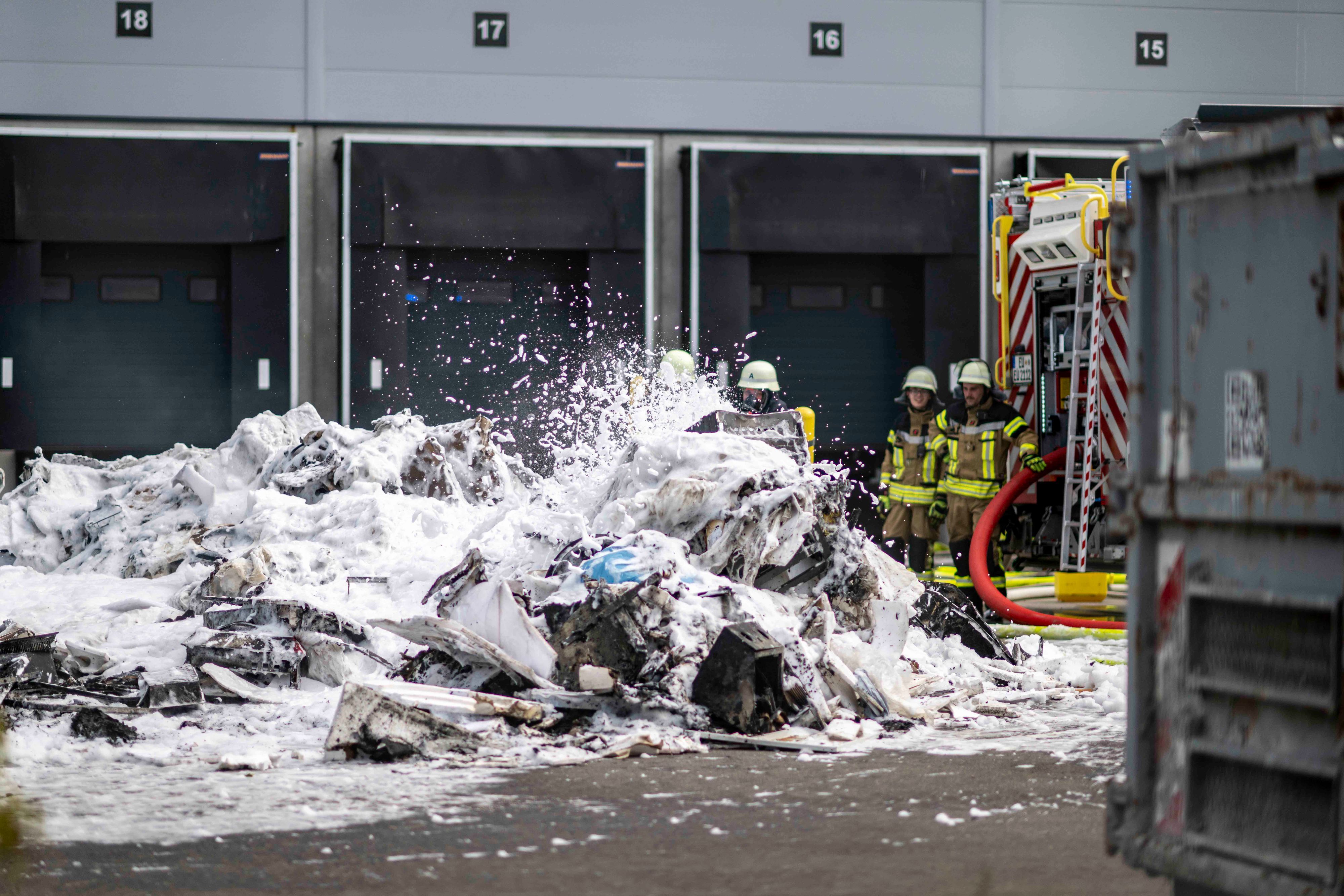 Das Bild zeigt Einsatzkräfte der Euskirchener Feuerwehr, die mit Schaum den Brand bekämpft.